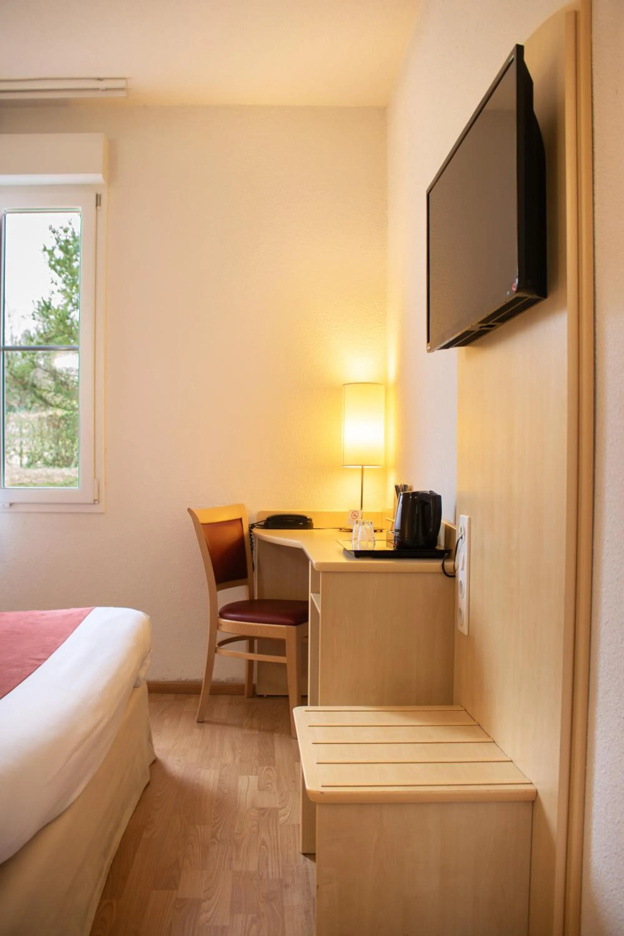 Bed in Brit Hotel Châteaudun