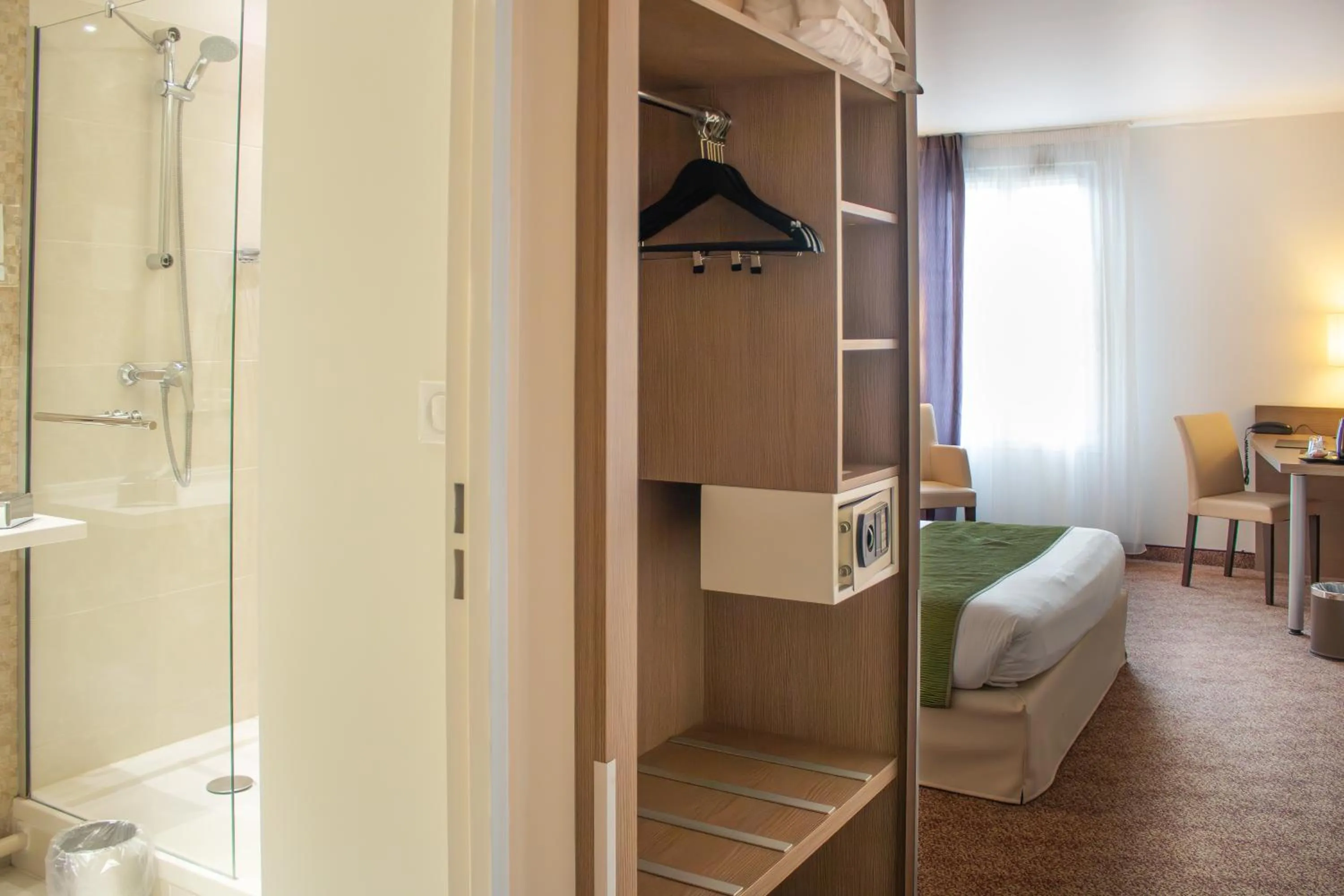 Bathroom, Bed in Brit Hotel Châteaudun