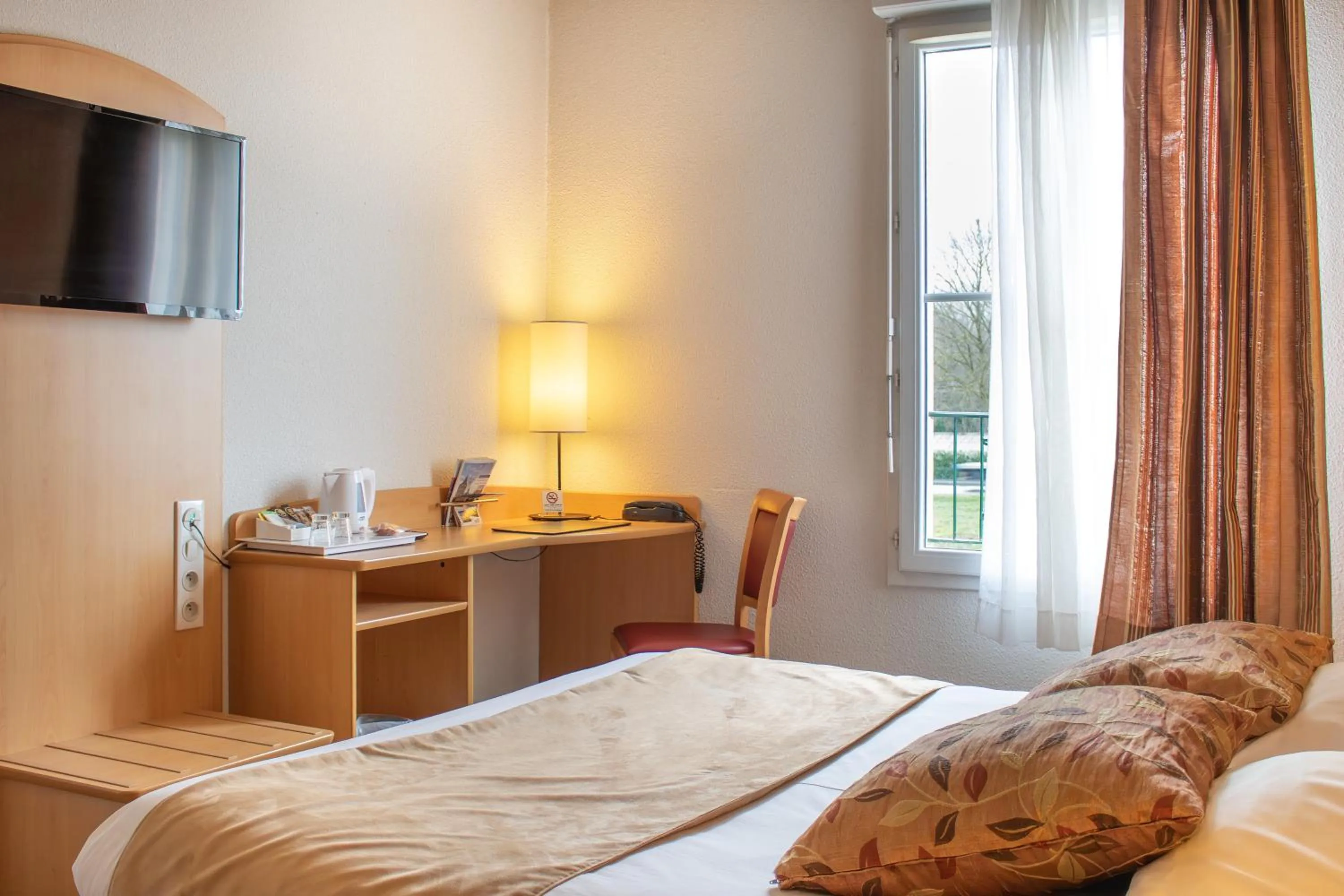 Bed in Brit Hotel Châteaudun