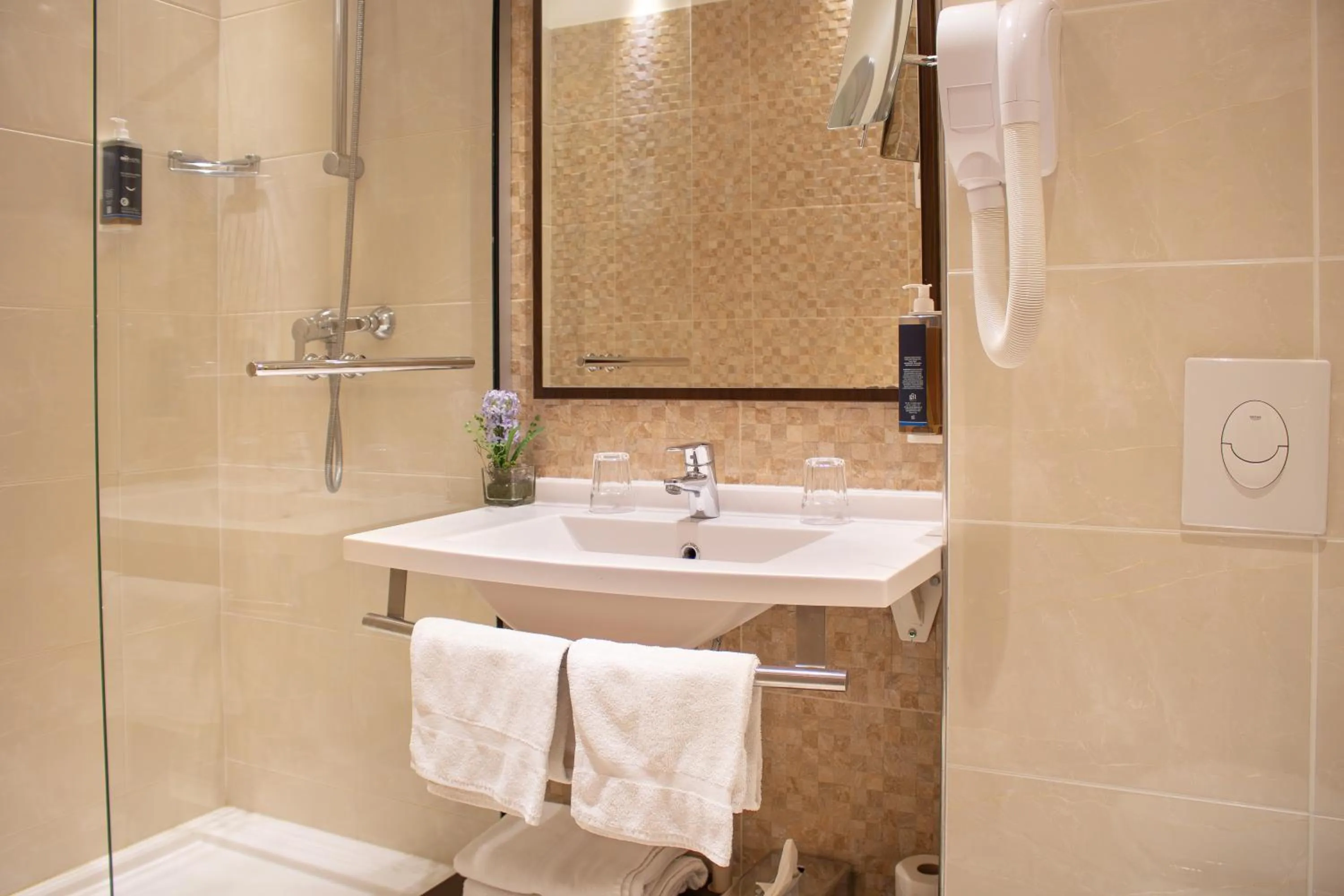 Brit Hotel Châteaudun