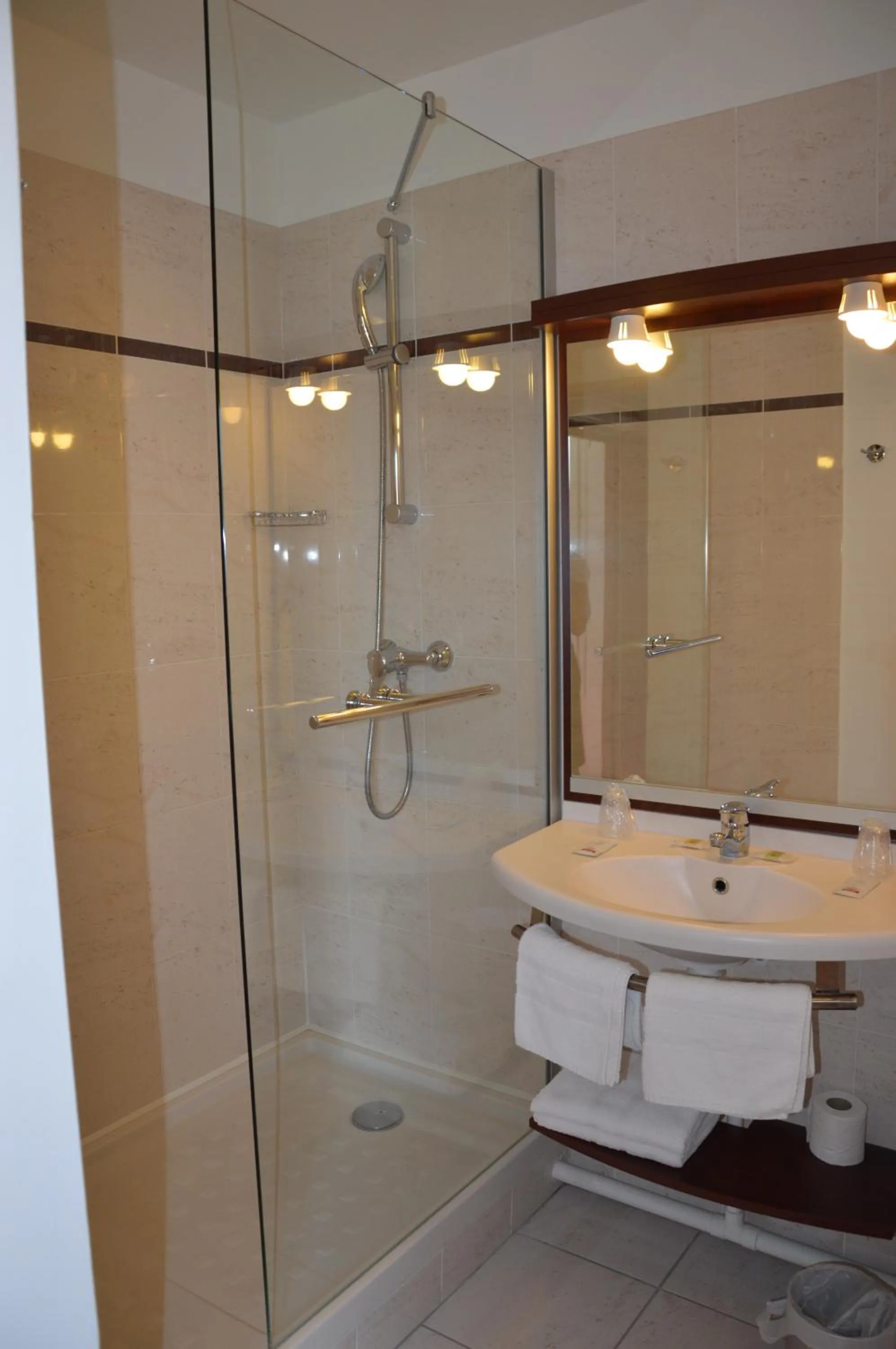 Bathroom in Brit Hotel Châteaudun