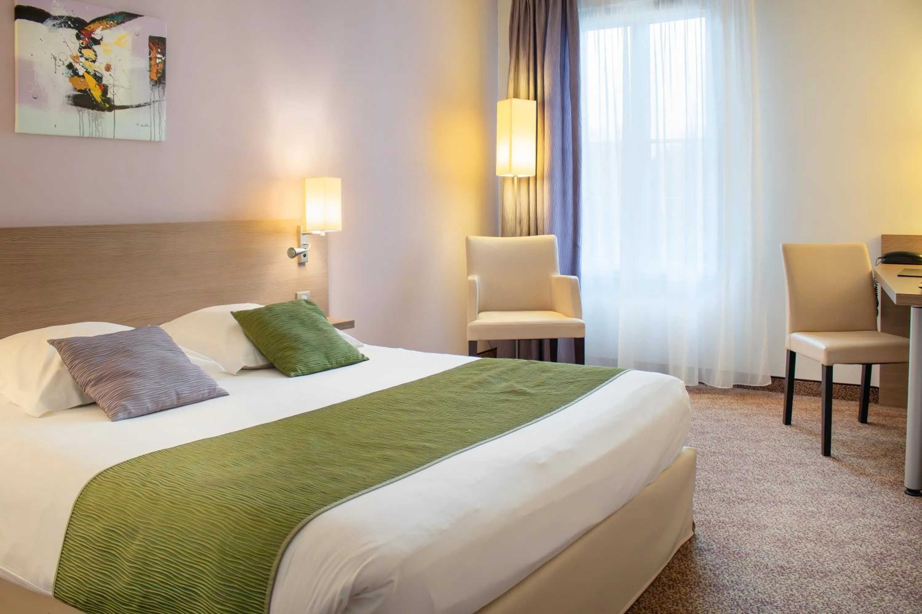 Bed in Brit Hotel Châteaudun