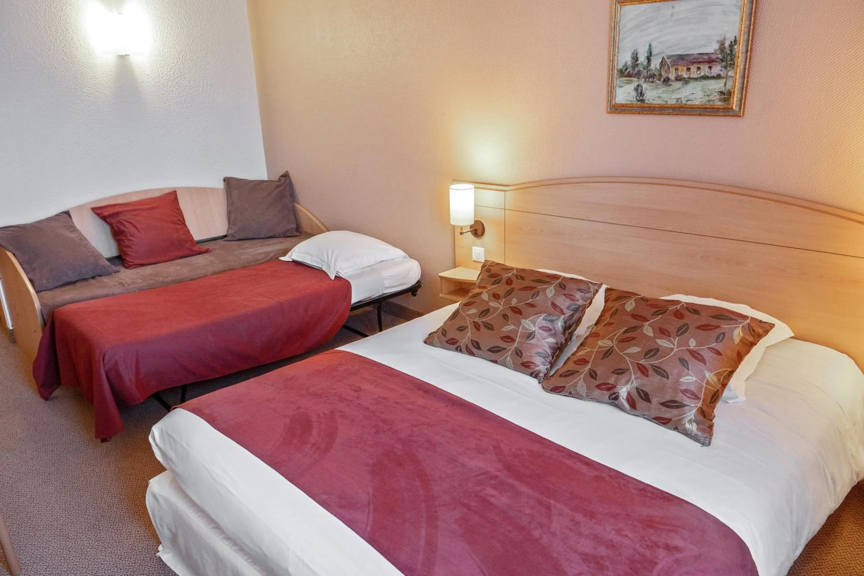 Bed in Brit Hotel Châteaudun