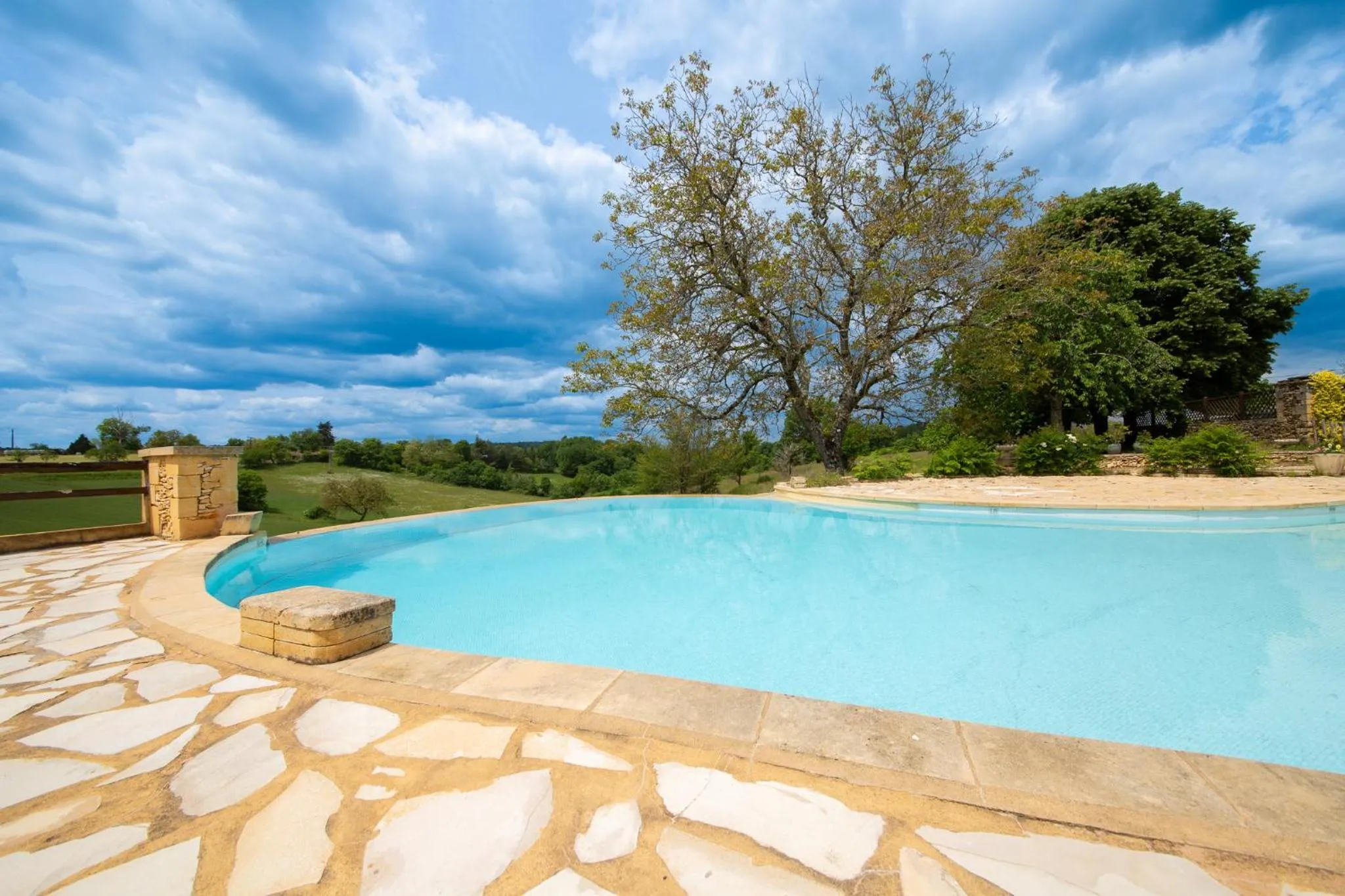 Swimming pool in Hôtel de la Ferme Lamy