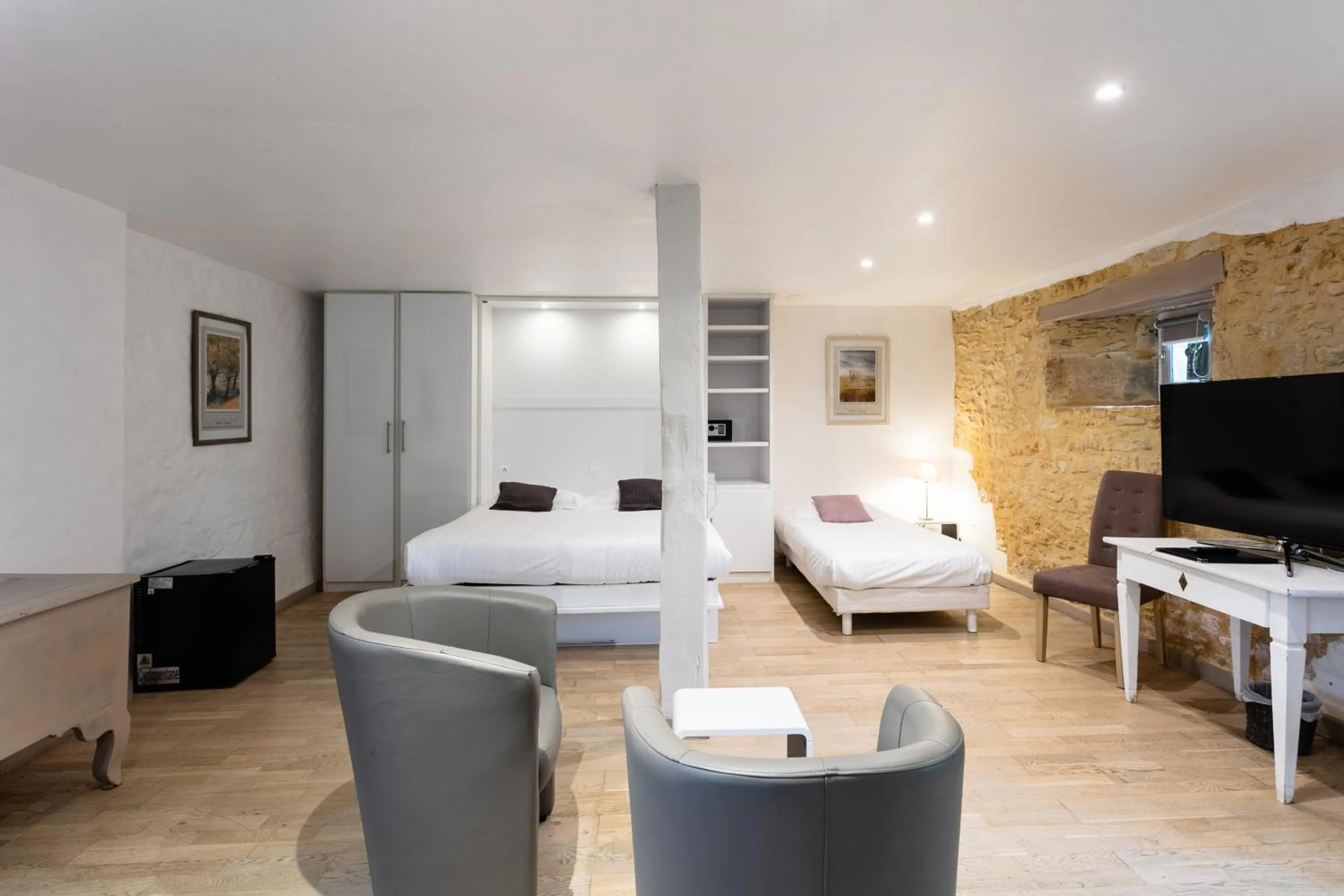 Bedroom, Bed in Hôtel de la Ferme Lamy
