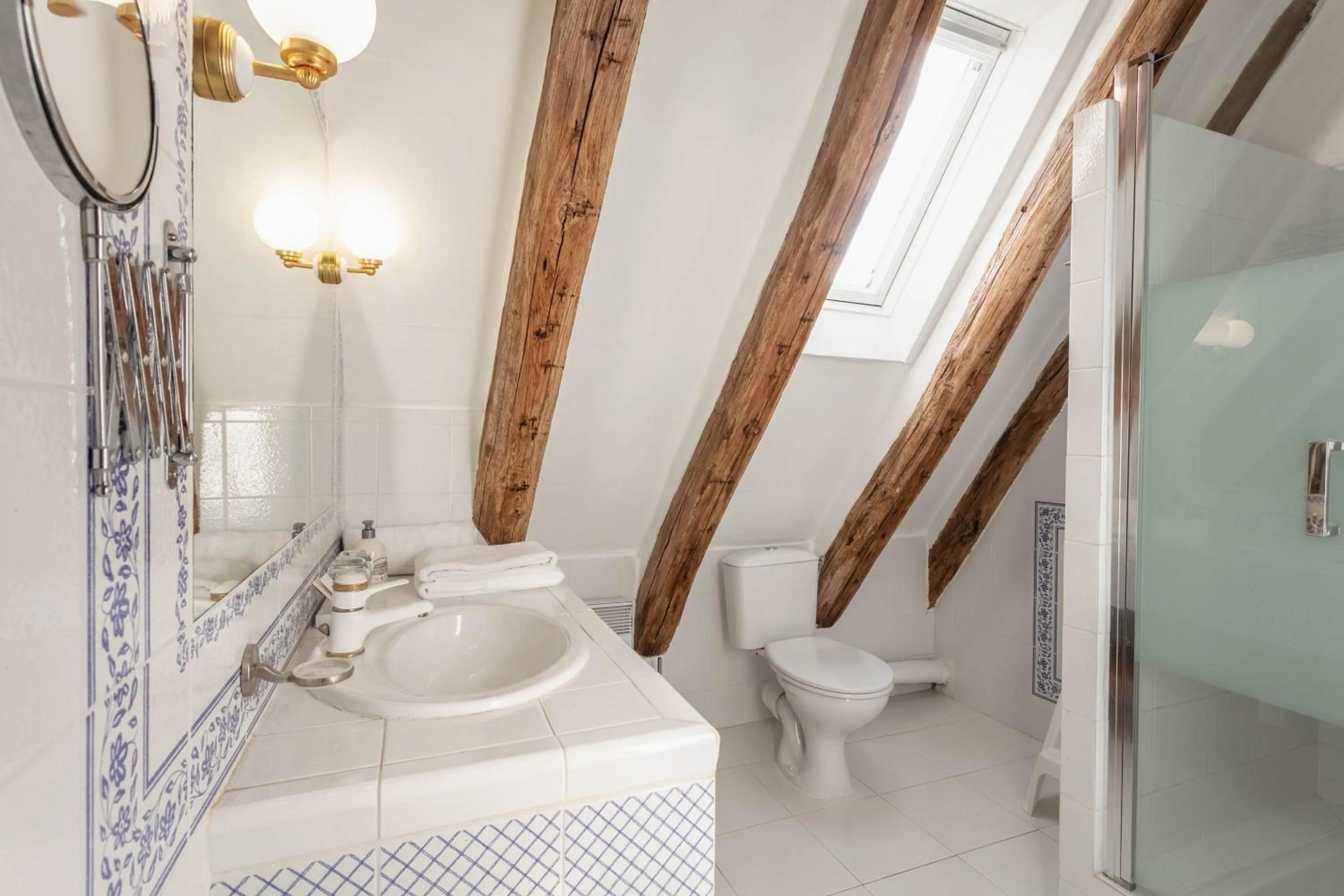 Toilet in Hôtel de la Ferme Lamy