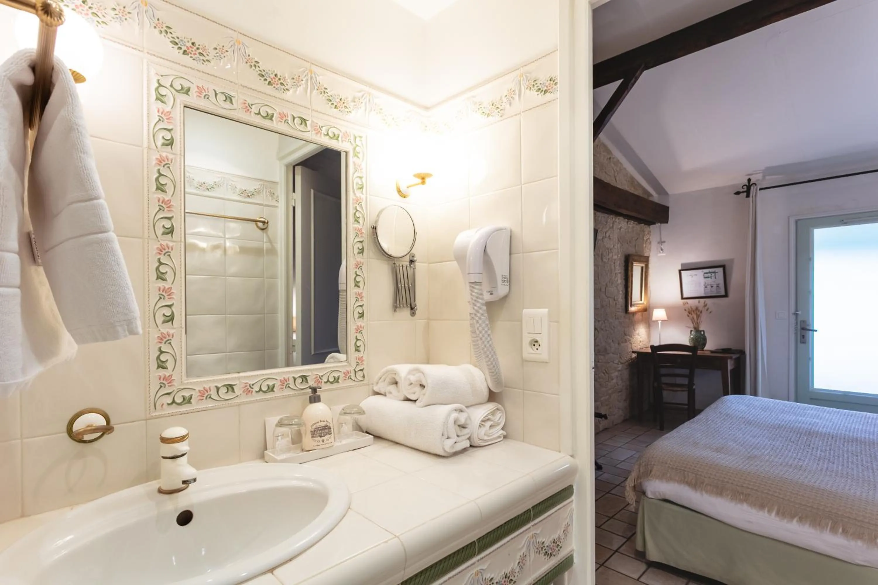 Bathroom, Bed in Hôtel de la Ferme Lamy