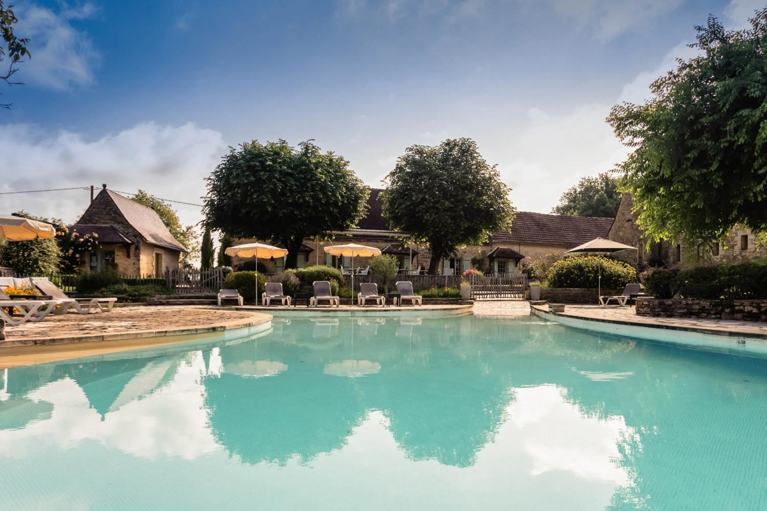 Swimming pool in Hôtel de la Ferme Lamy