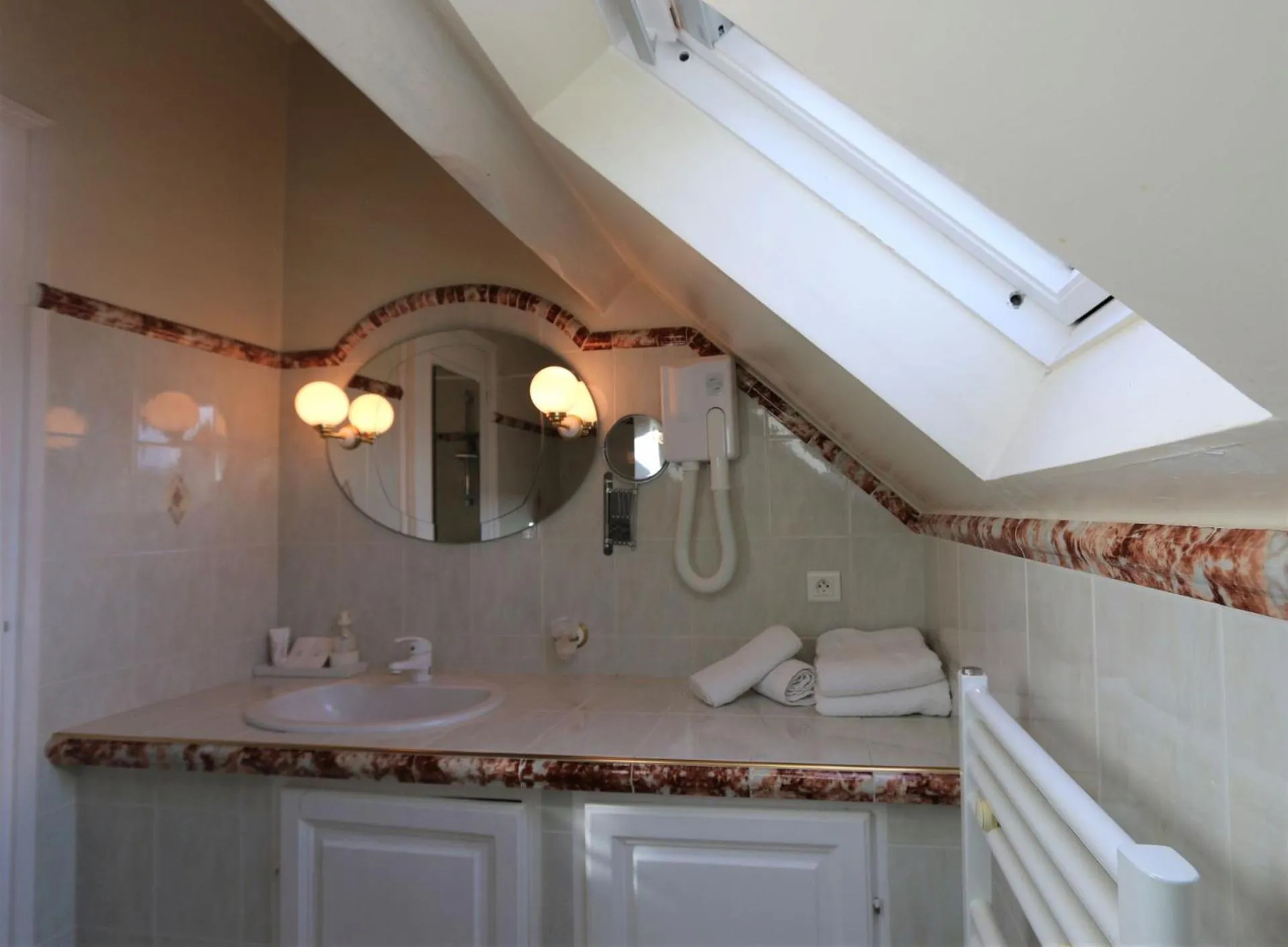 Shower in Hôtel de la Ferme Lamy