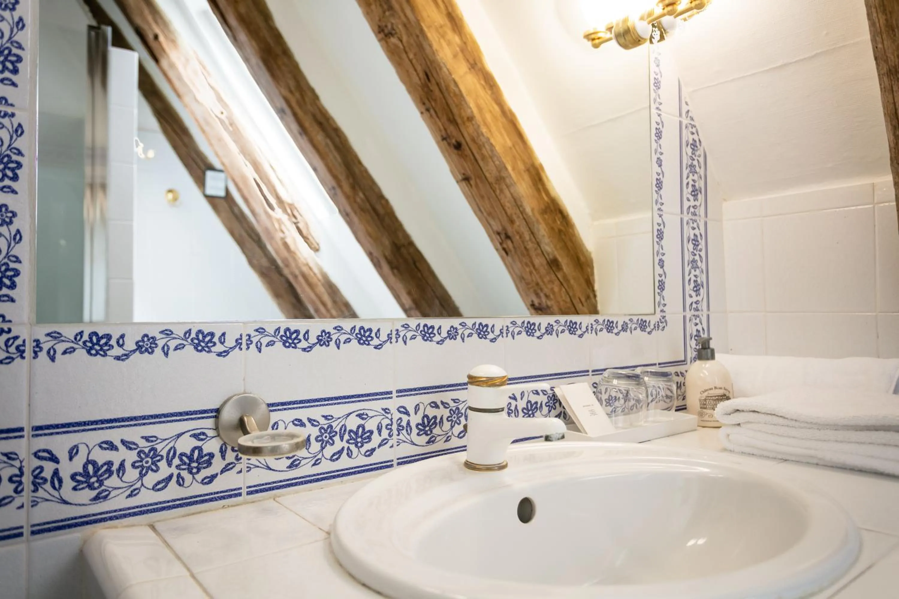 Bathroom in Hôtel de la Ferme Lamy