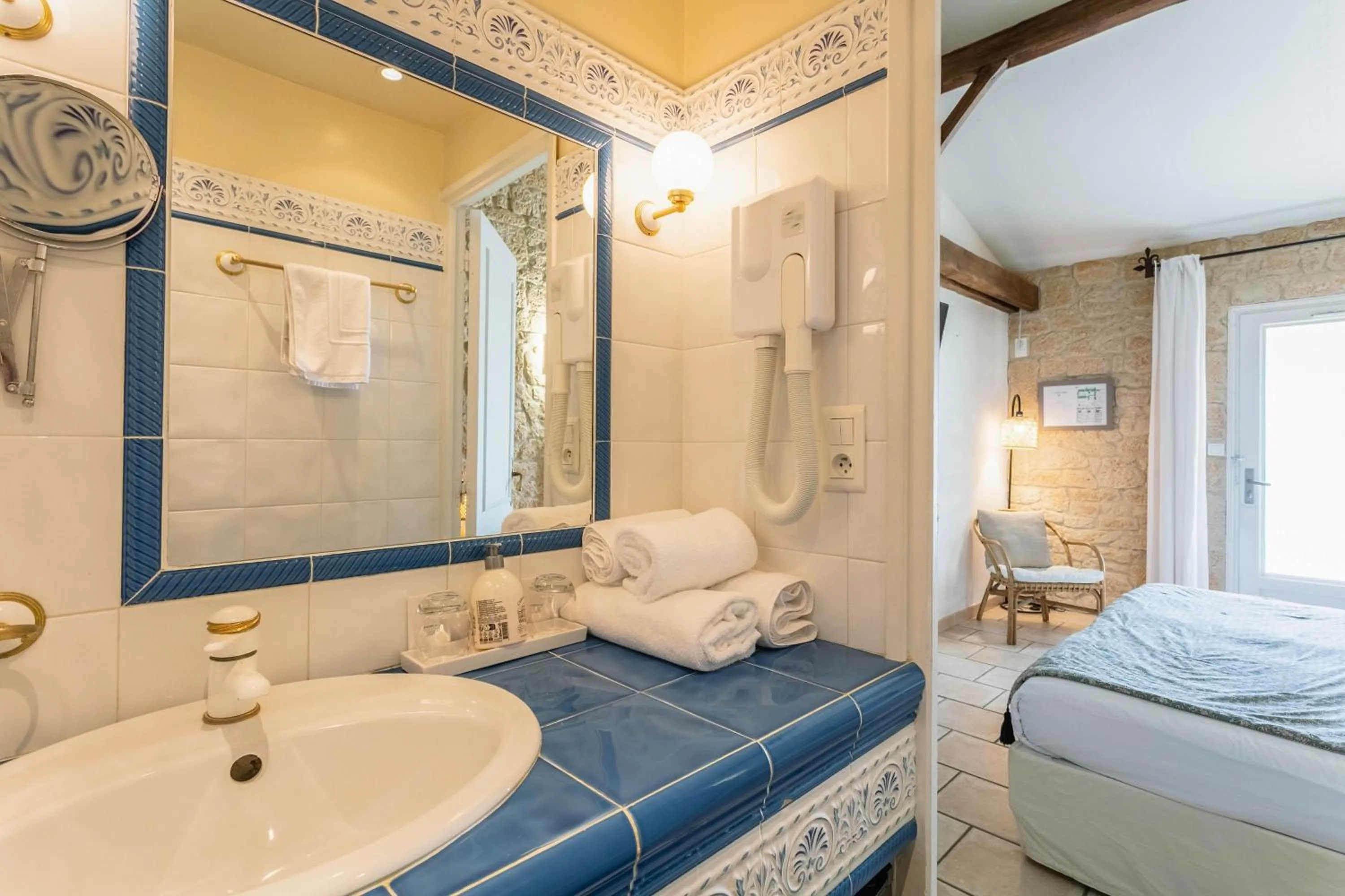 Bathroom, Bed in Hôtel de la Ferme Lamy