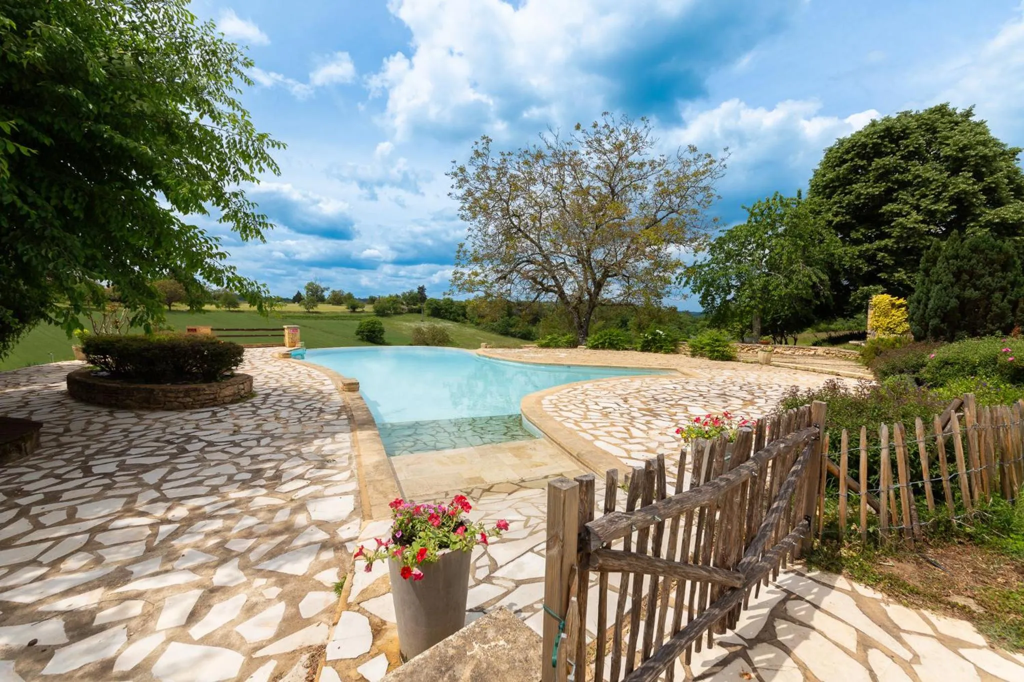 Swimming pool in Hôtel de la Ferme Lamy