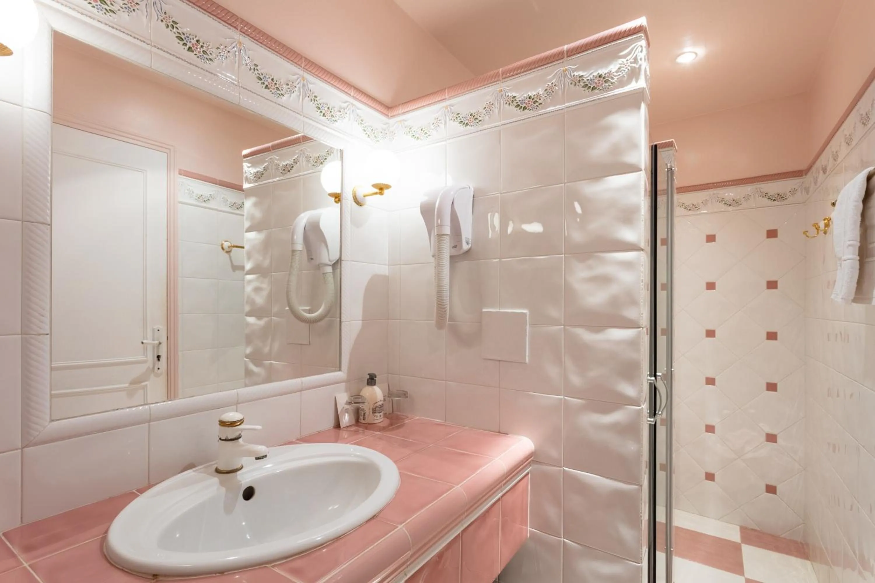 Bathroom in Hôtel de la Ferme Lamy
