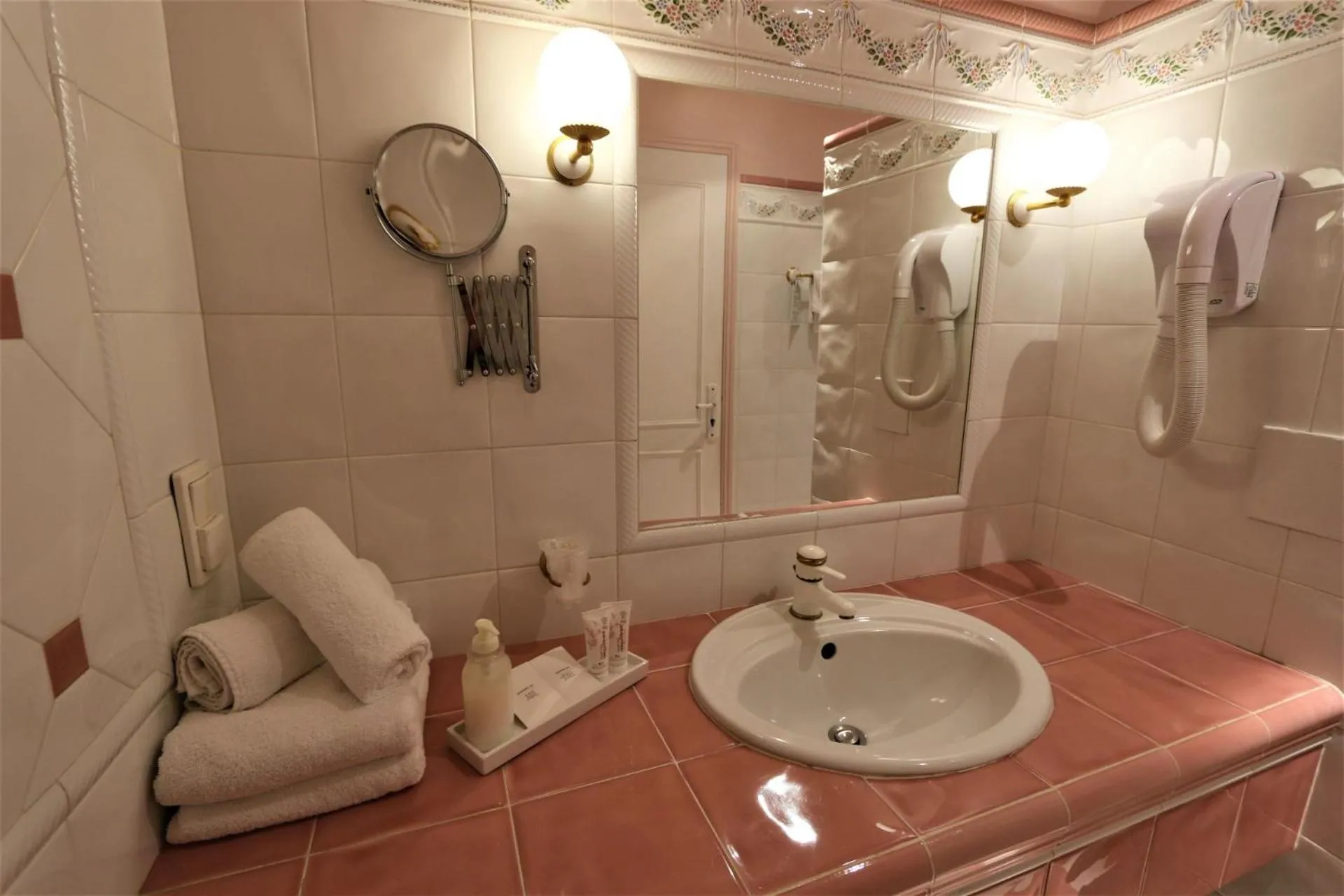 Bathroom in Hôtel de la Ferme Lamy