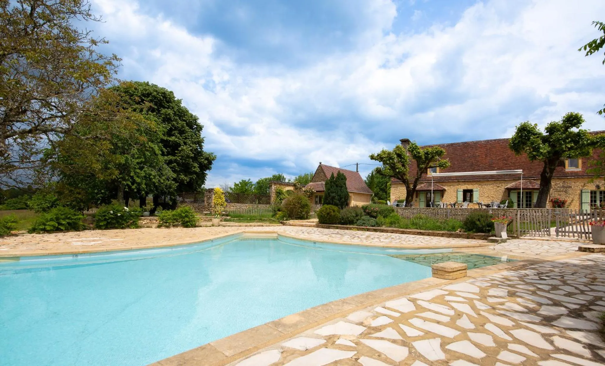 Swimming pool in Hôtel de la Ferme Lamy