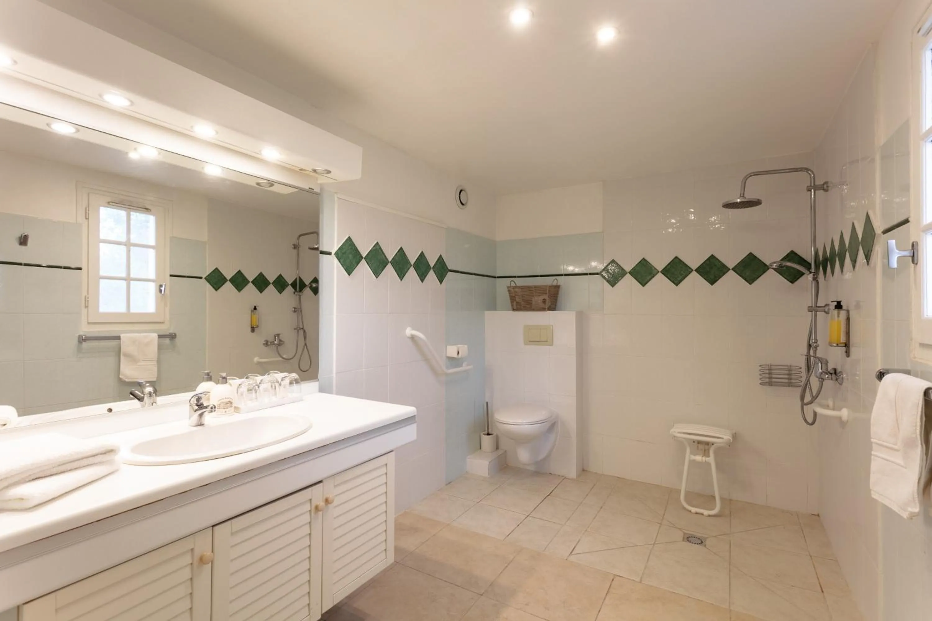 Bathroom in Hôtel de la Ferme Lamy