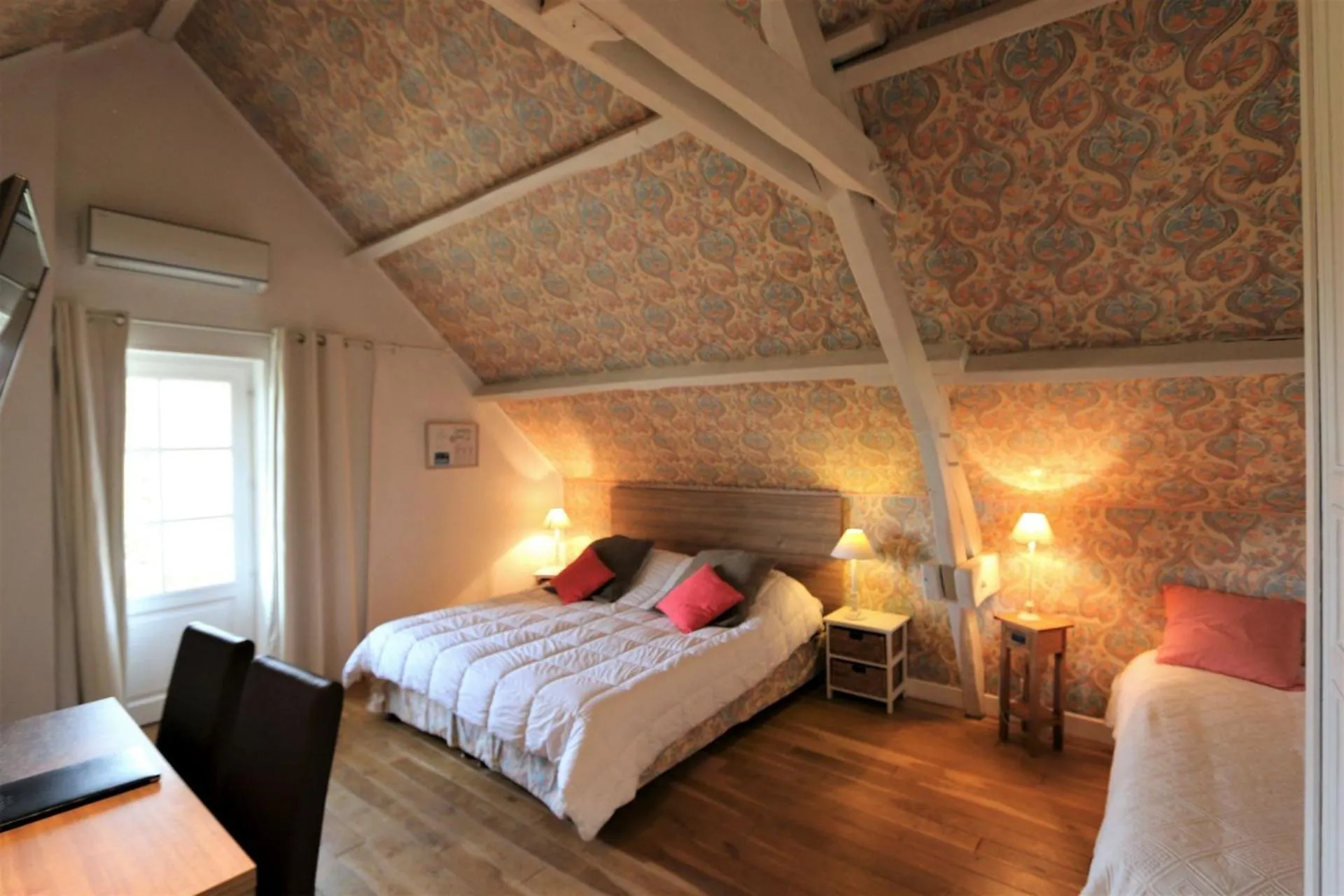 Shower, Bed in Hôtel de la Ferme Lamy