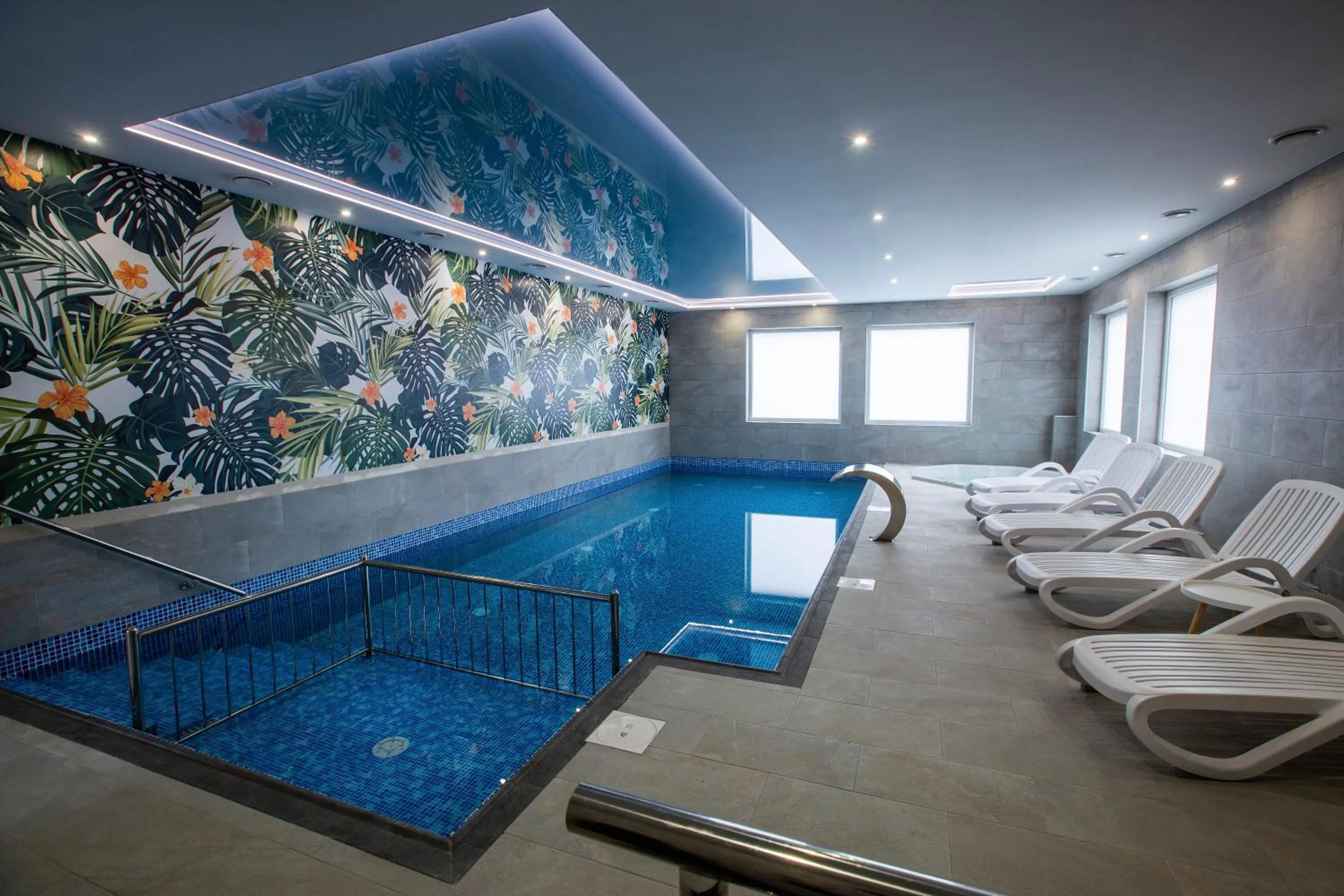 Swimming pool in Jurajski Kryształ