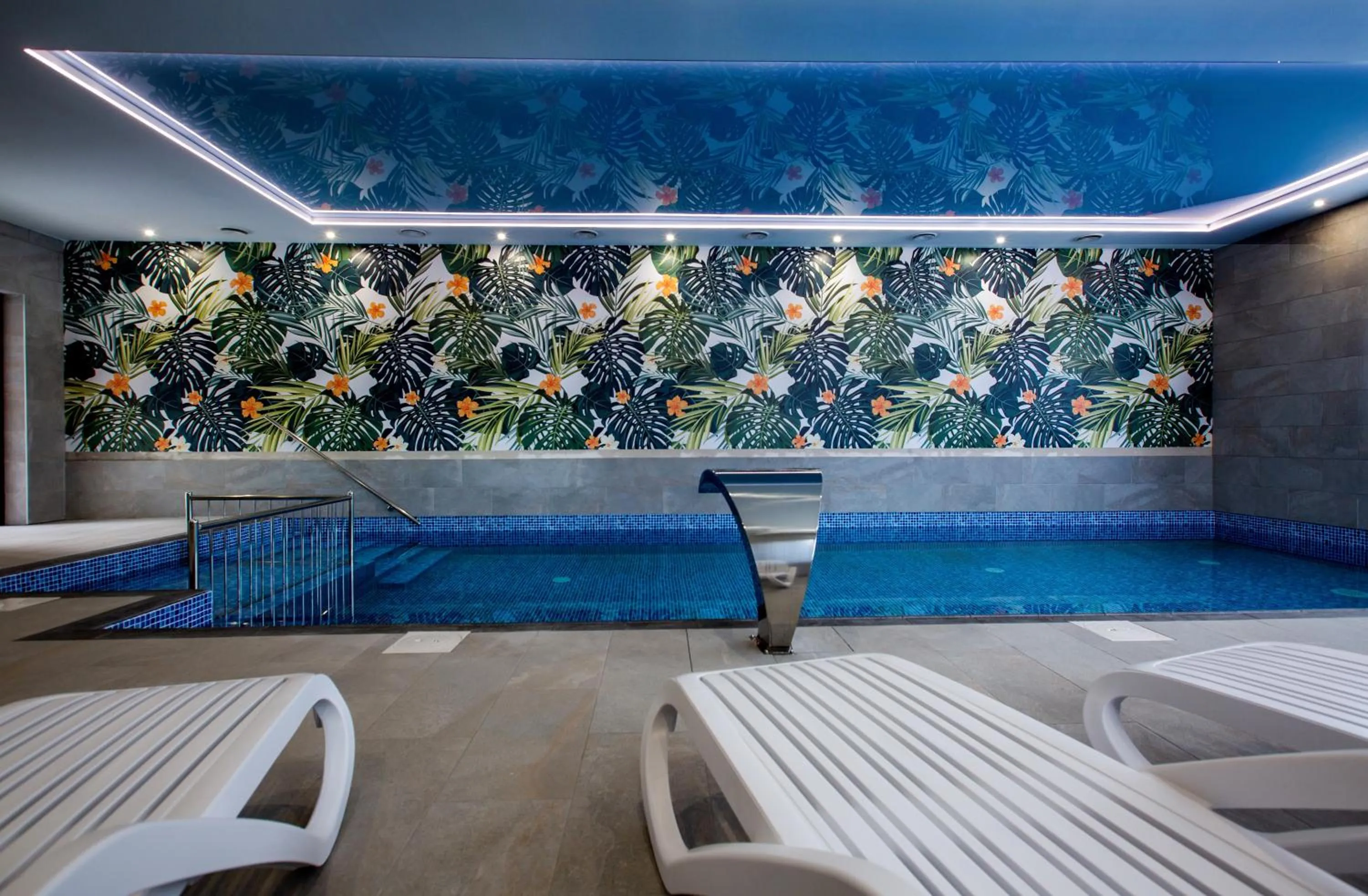 Swimming pool in Jurajski Kryształ