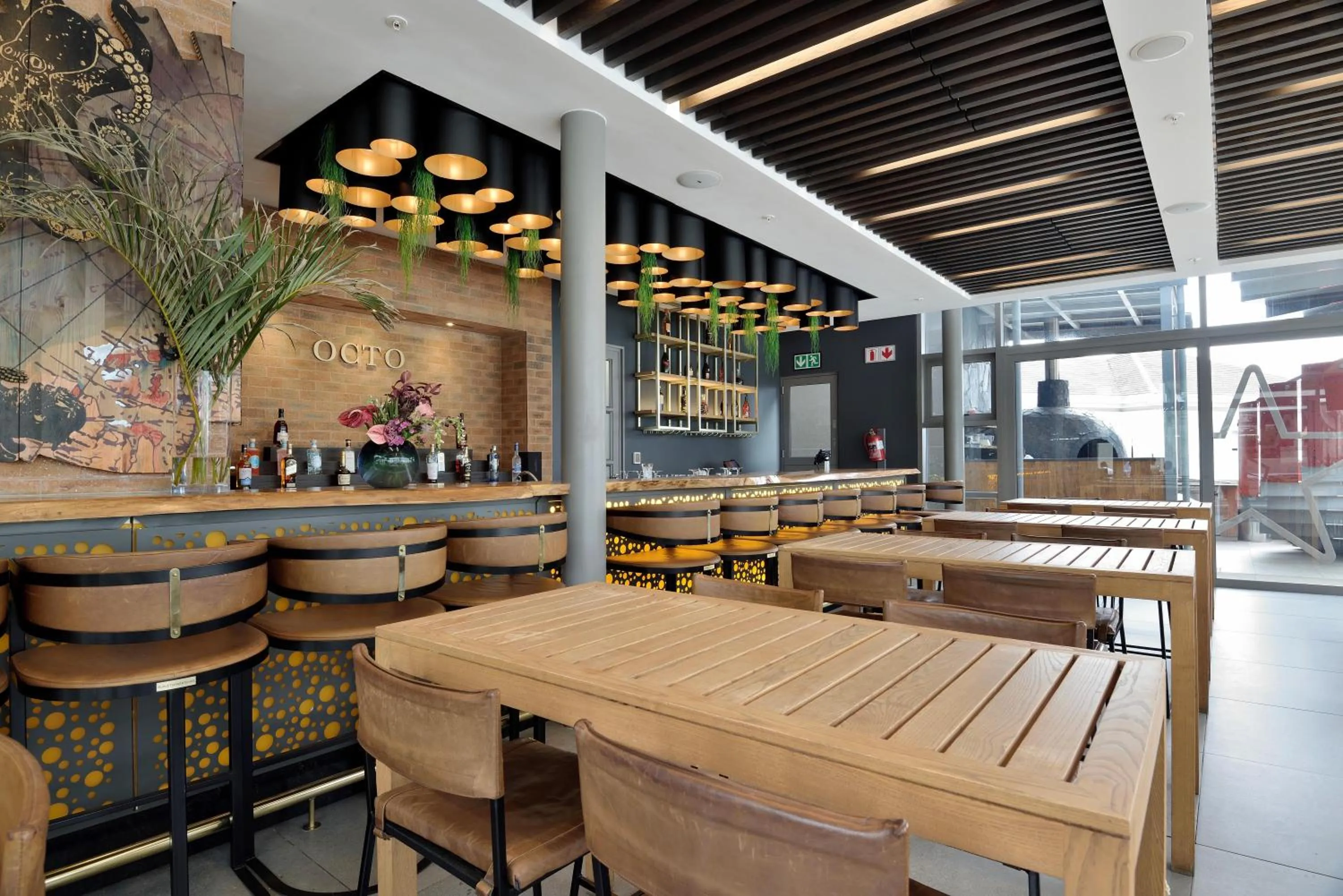 Lounge or bar in The Leonardo