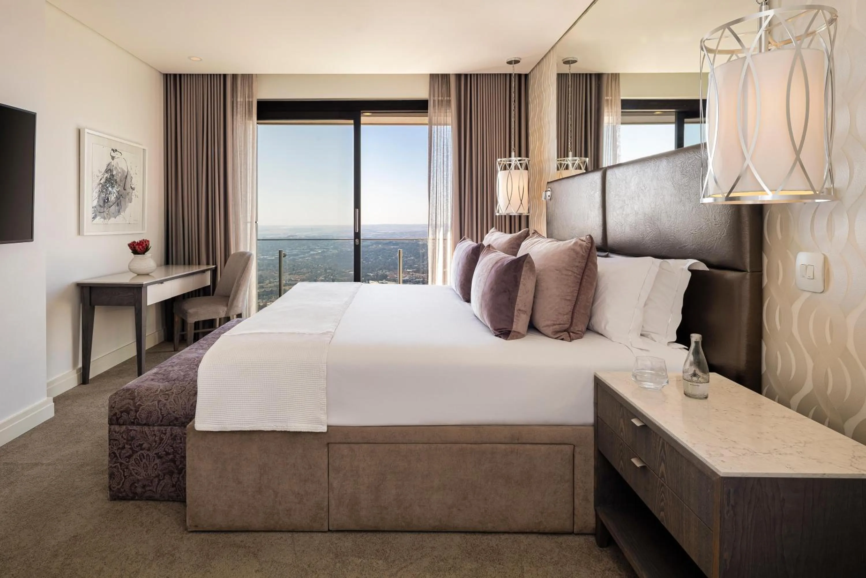 Photo of the whole room, Bed in The Leonardo