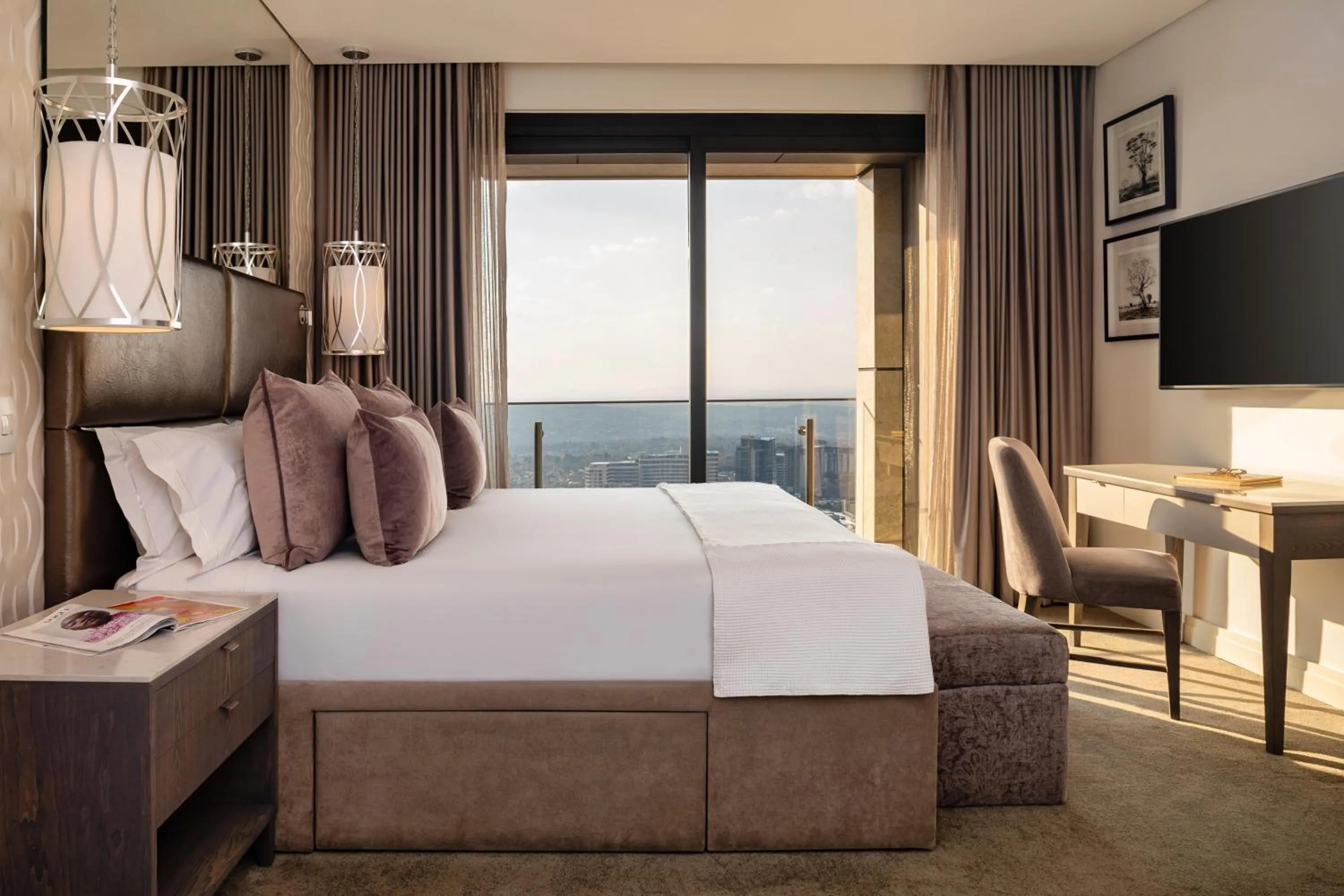 Photo of the whole room, Bed in The Leonardo