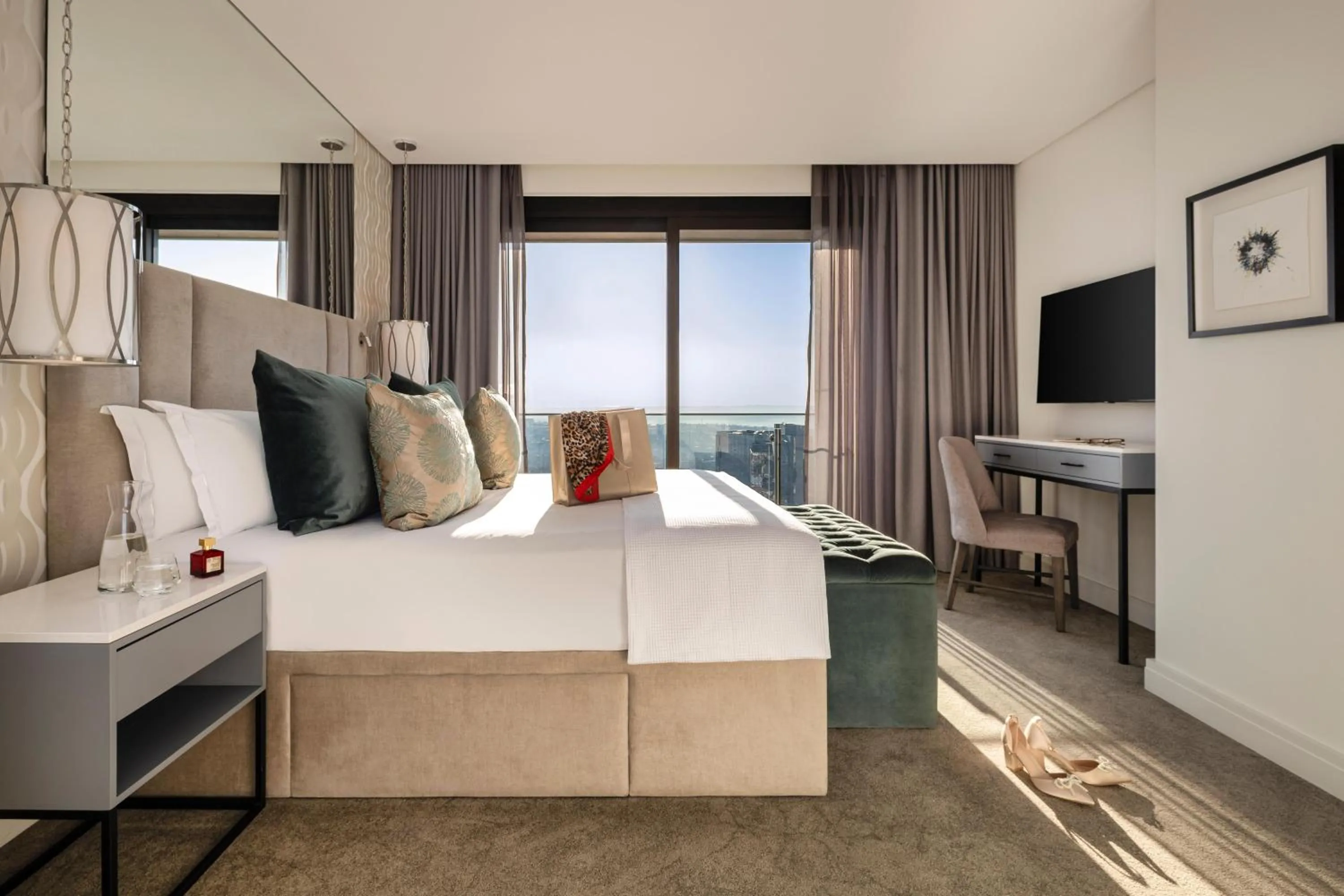 Photo of the whole room, Bed in The Leonardo