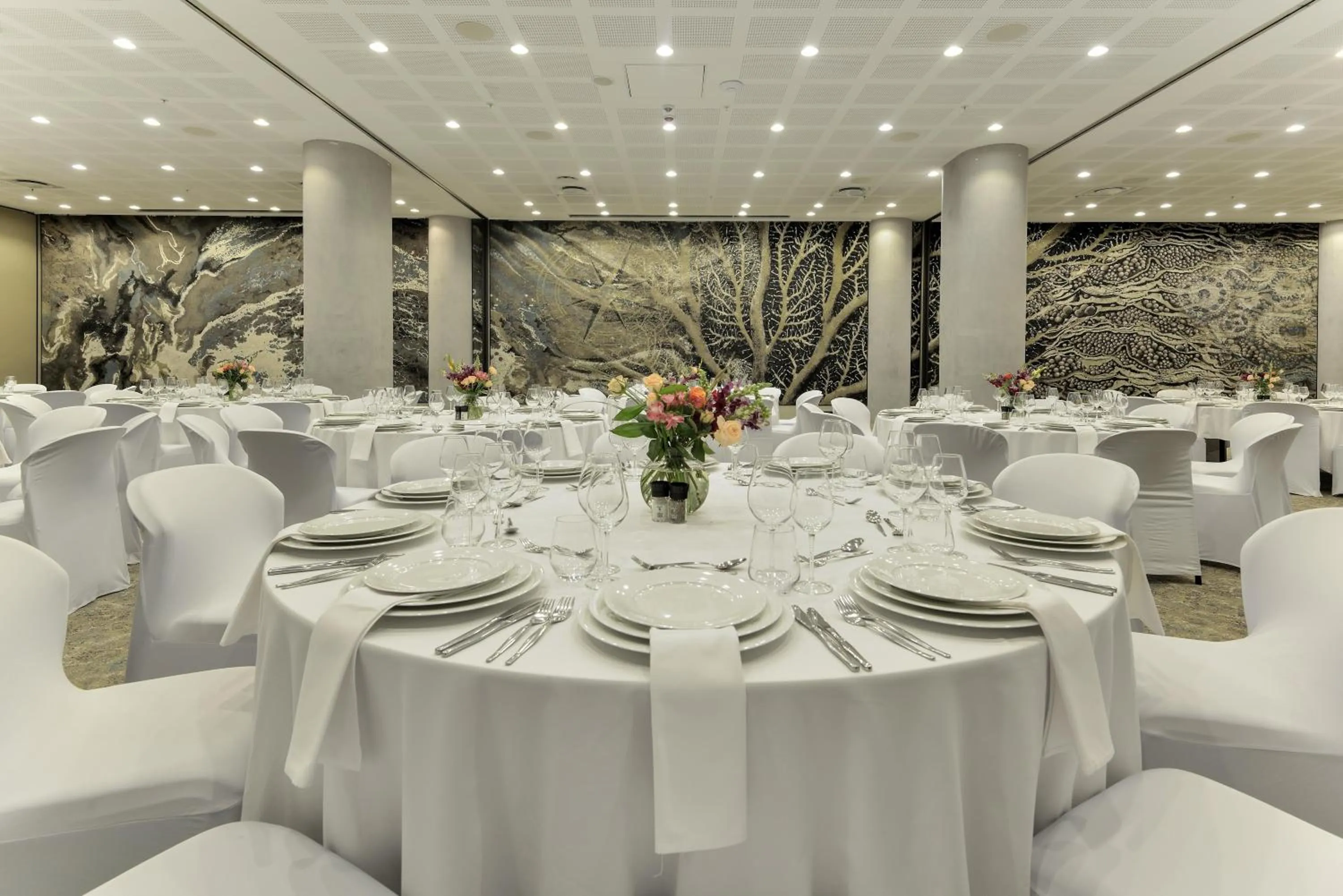 Restaurant/places to eat in The Leonardo