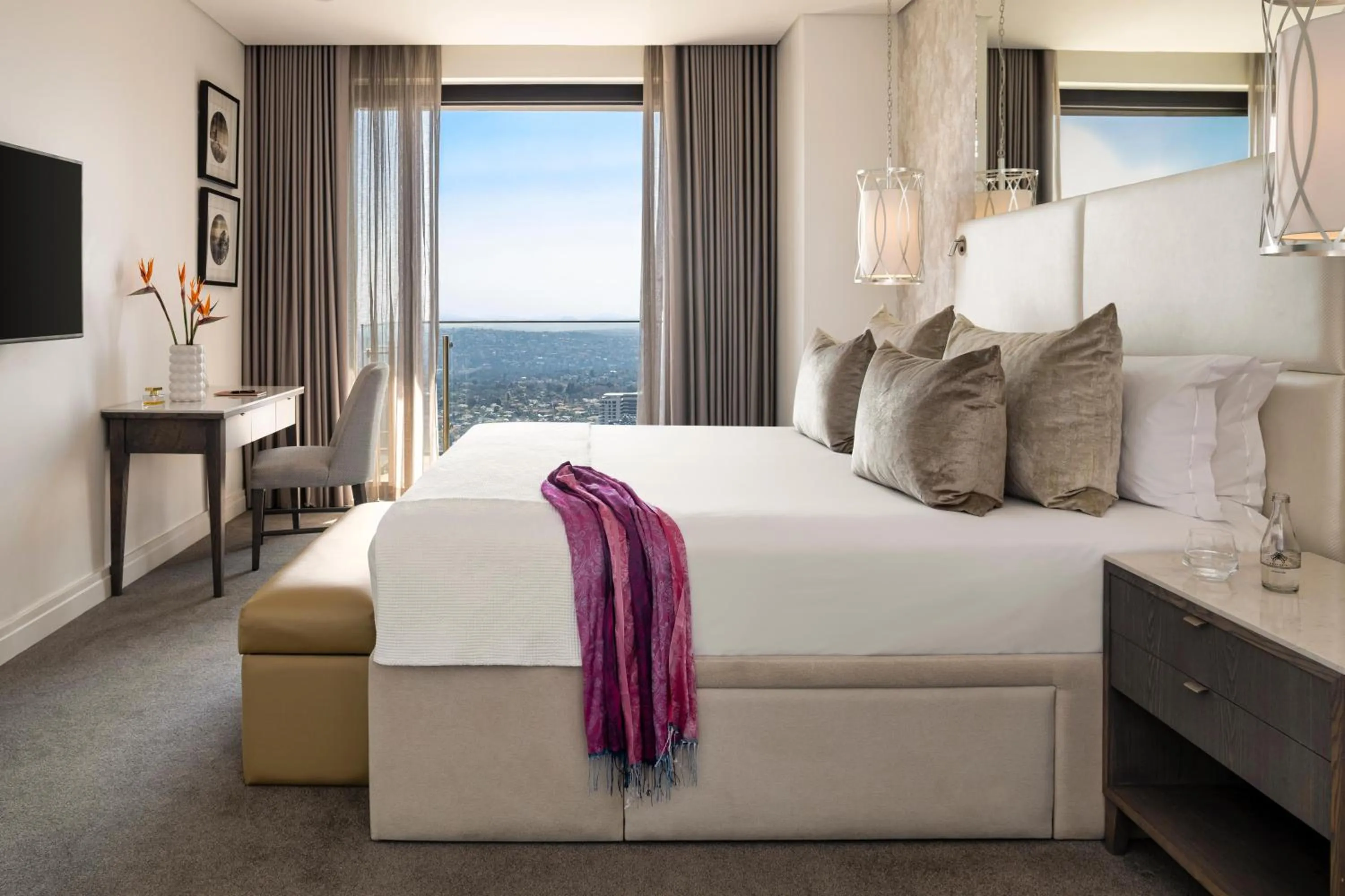 Photo of the whole room, Bed in The Leonardo