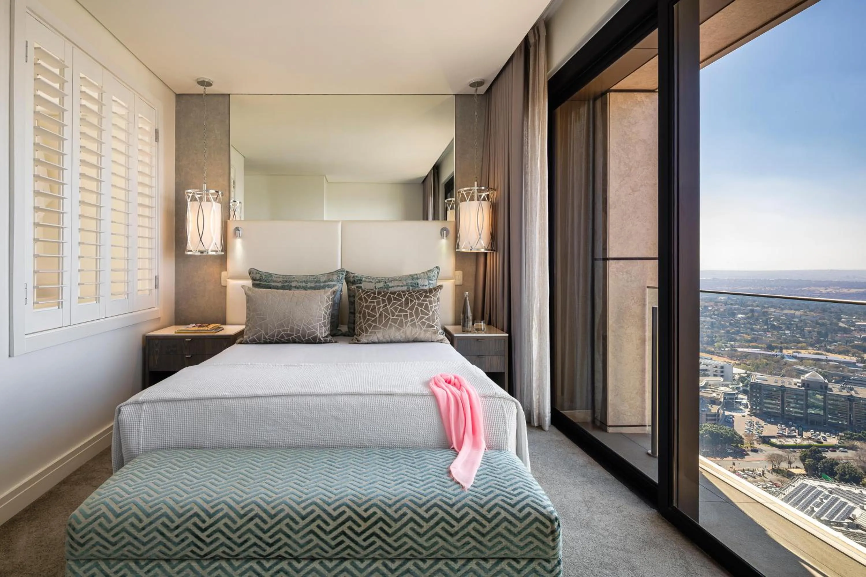 Photo of the whole room, Bed in The Leonardo