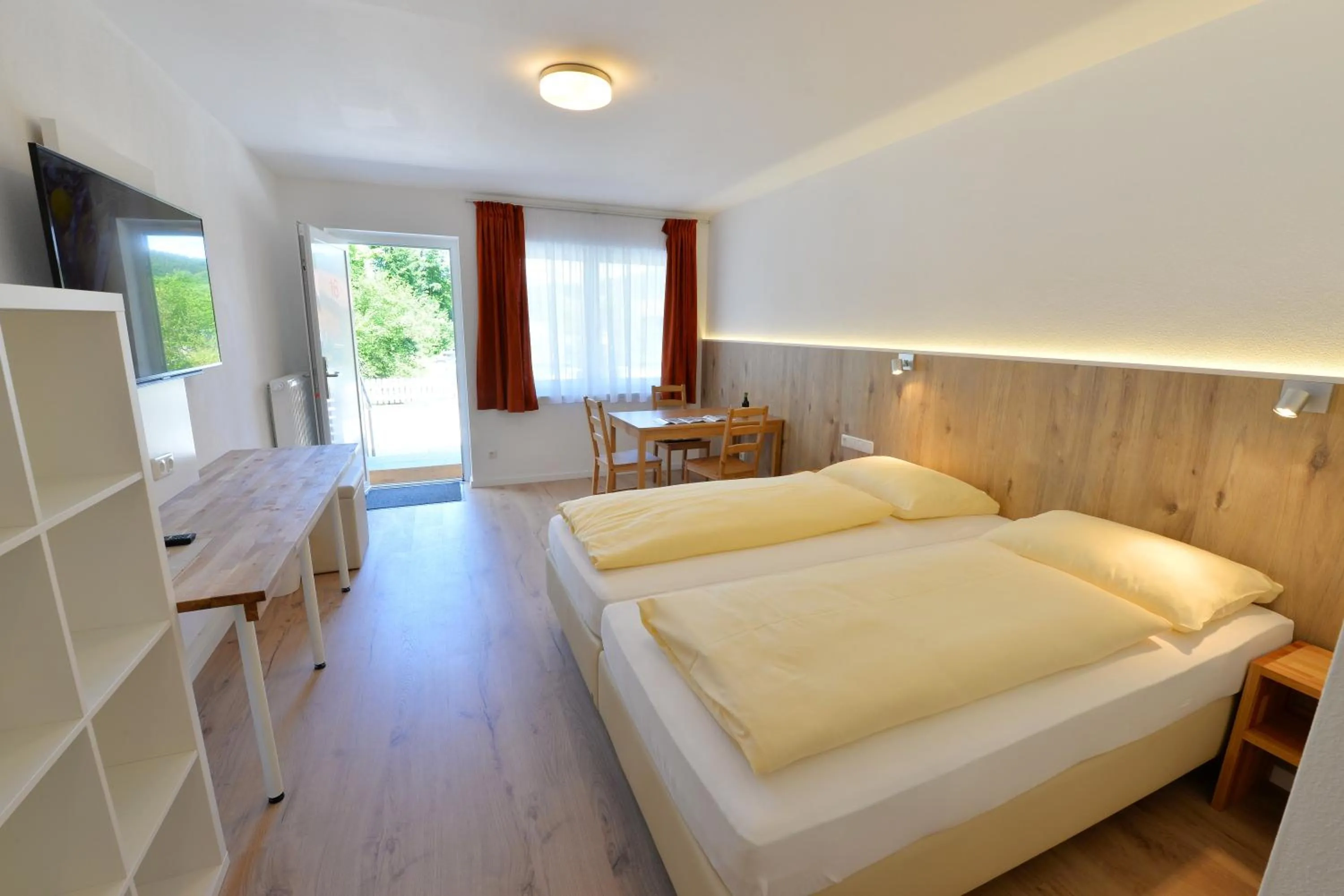 Photo of the whole room, Bed in Hotel Garni Pension Gambrinus