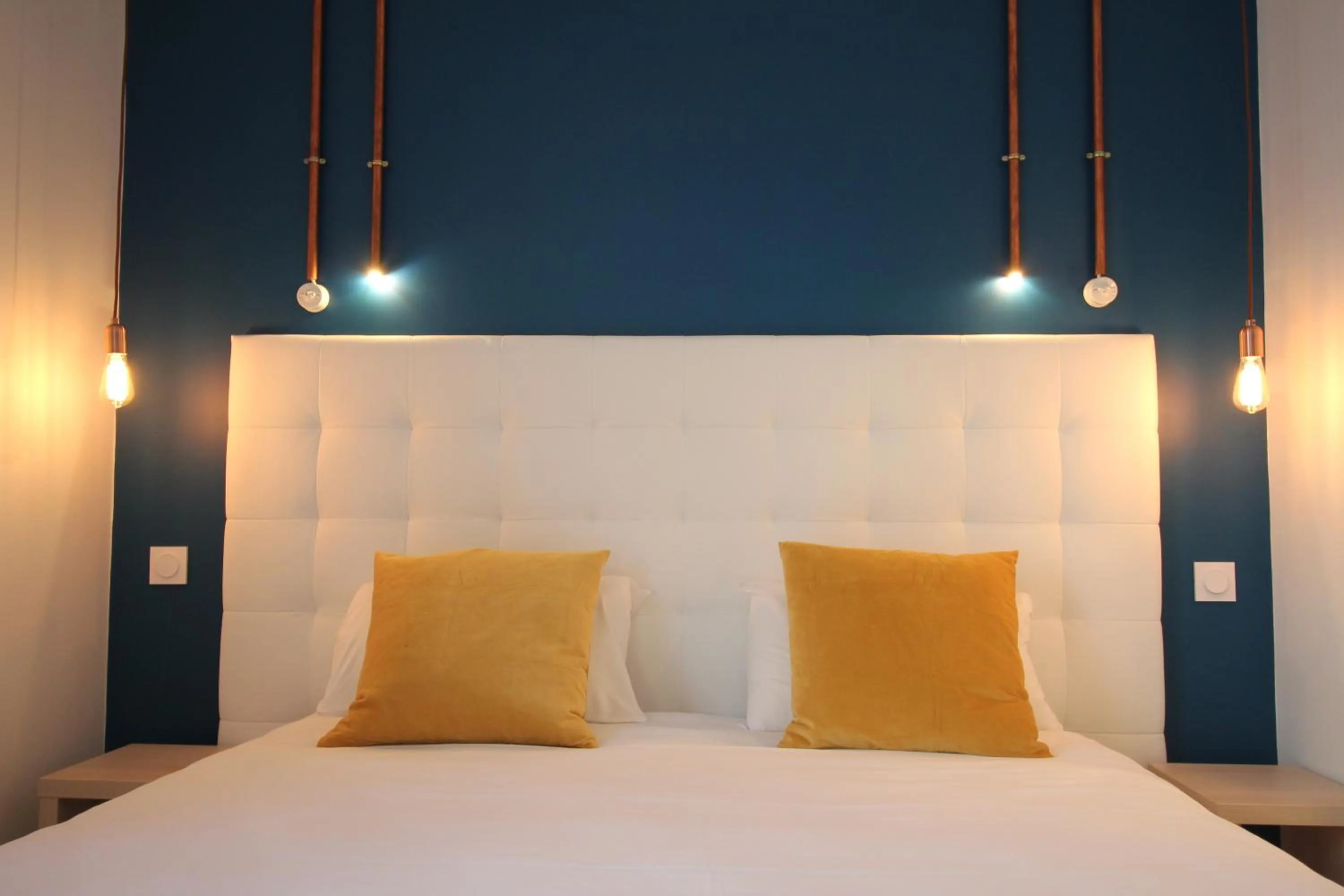 Decorative detail, Bed in Hôtel La Fontaine Caen Centre