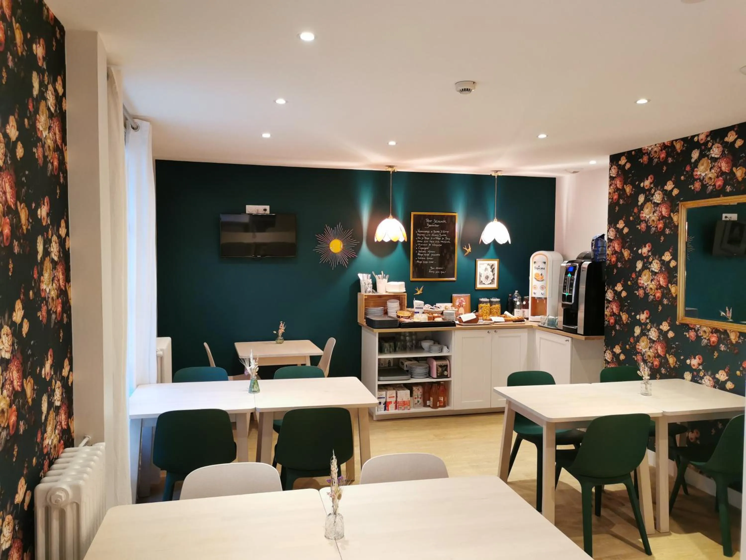 Lobby or reception in Hôtel La Fontaine Caen Centre