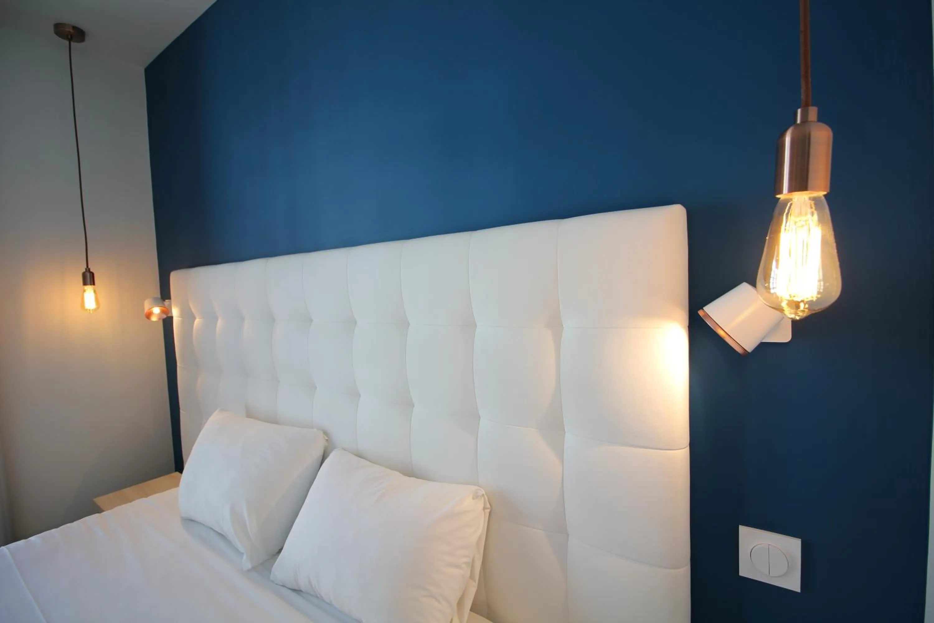 Bedroom, Bed in Hôtel La Fontaine Caen Centre