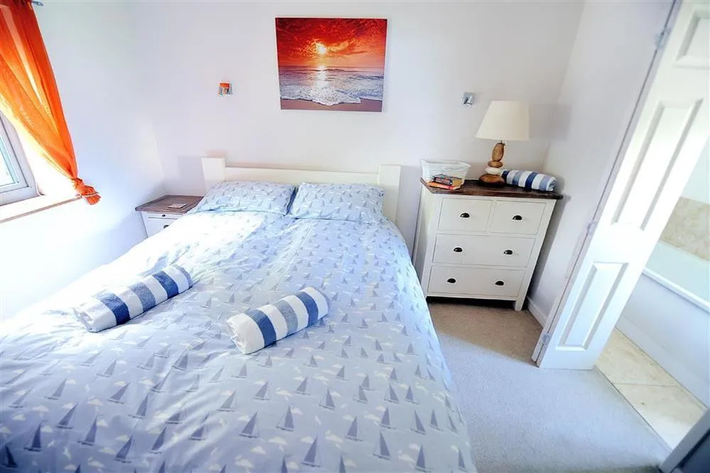 Property building, Bed in 9 Farnham House