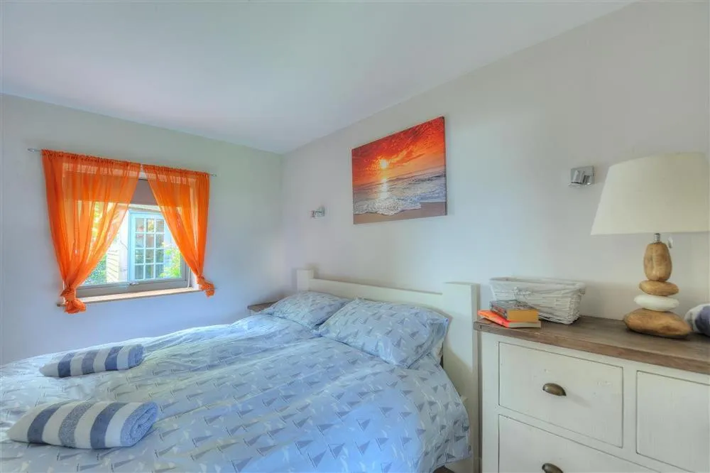 Property building, Bed in 9 Farnham House