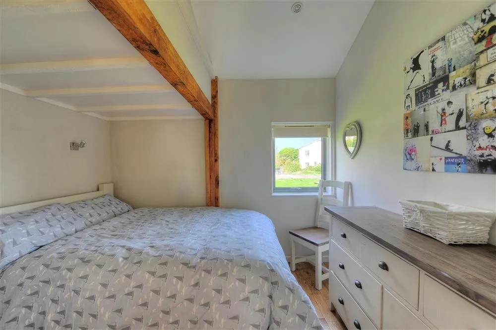 Property building, Bed in 9 Farnham House