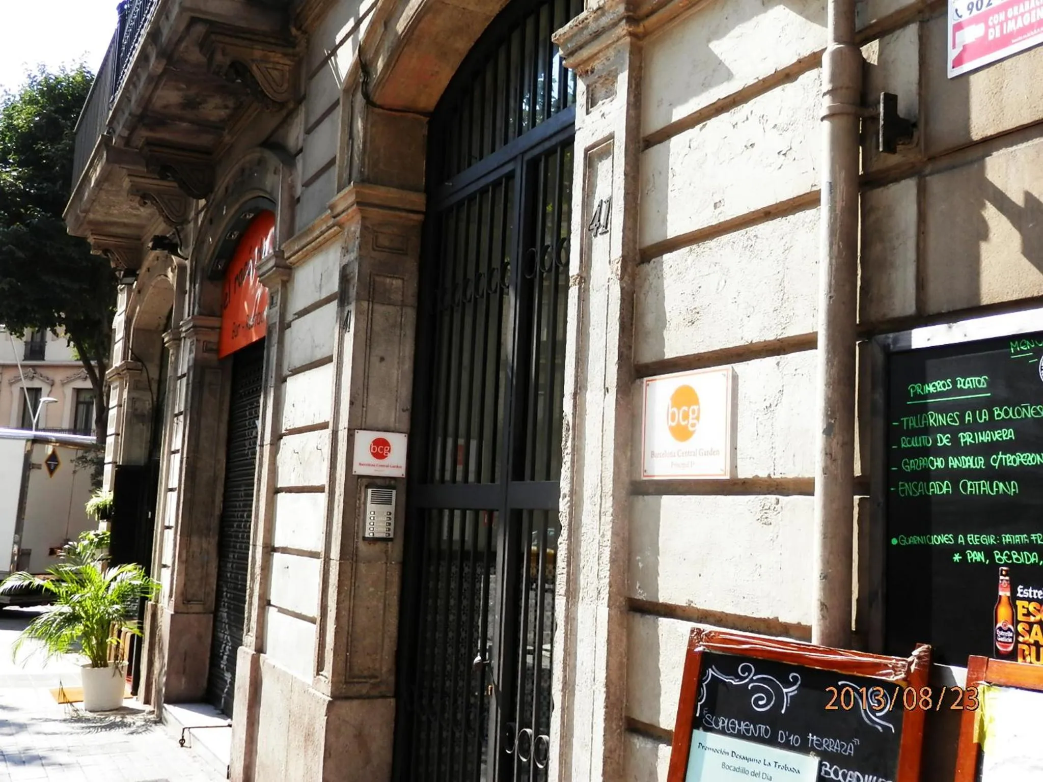 Facade/entrance in Barcelona Central Garden Hostal