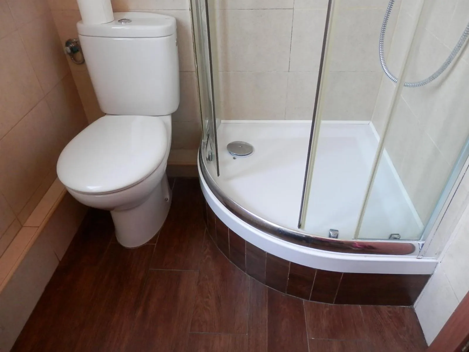 Shower in Barcelona Central Garden Hostal