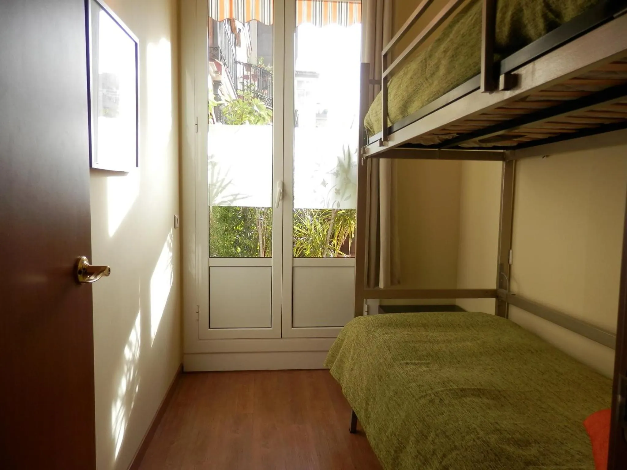 Garden view, Bed in Barcelona Central Garden Hostal