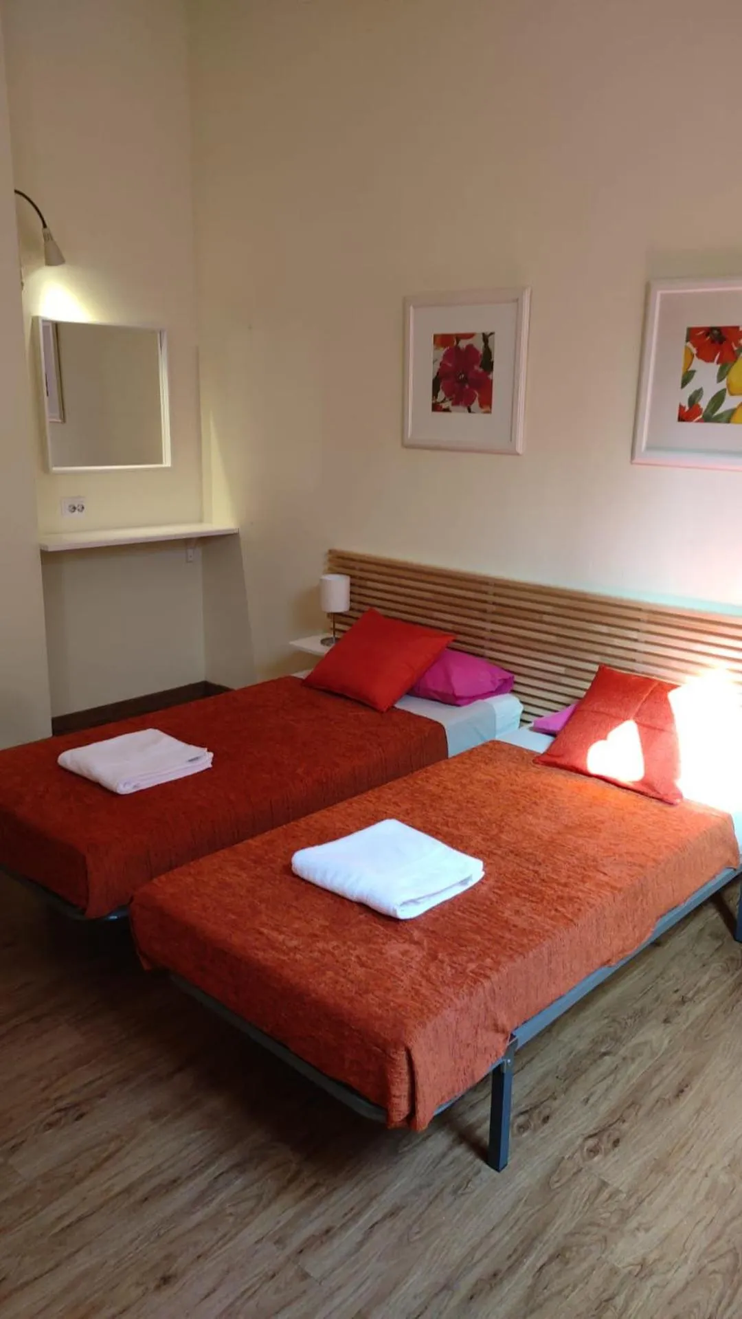 Bed in Barcelona Central Garden Hostal