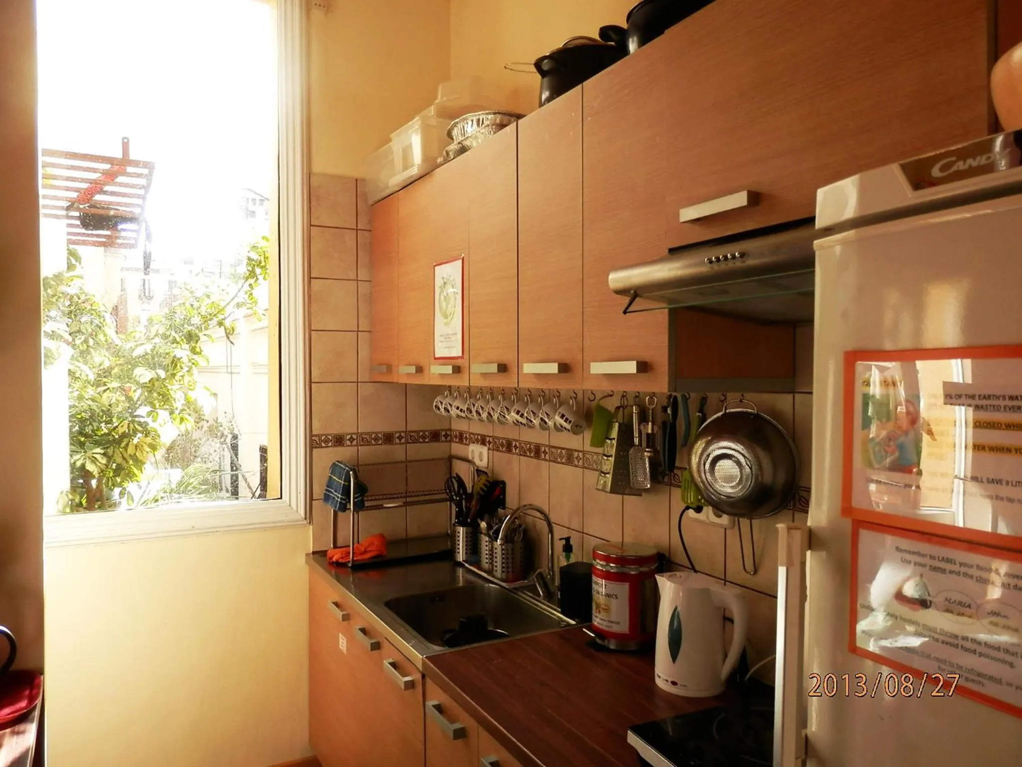 Kitchen or kitchenette in Barcelona Central Garden Hostal