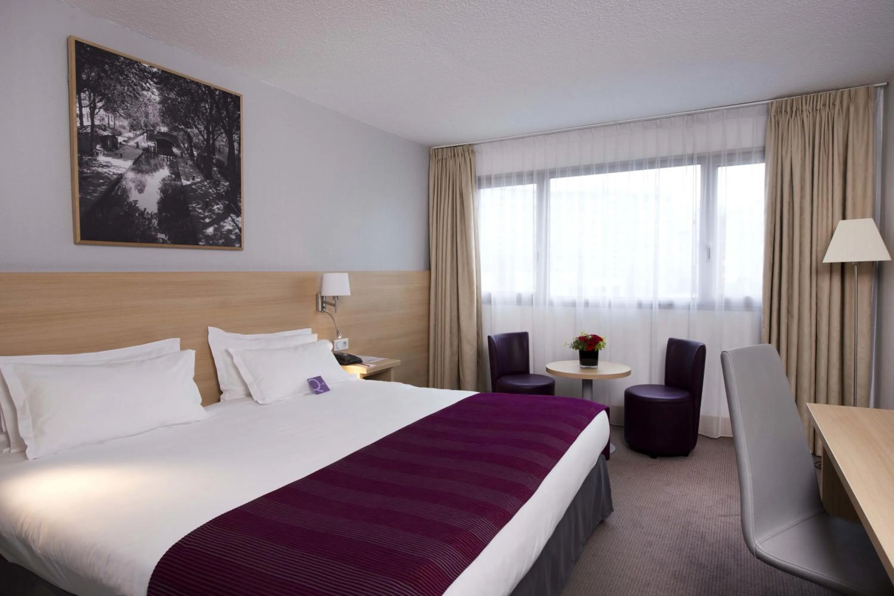 Seating area, Bed in Mercure Paris 19 Philharmonie La Villette