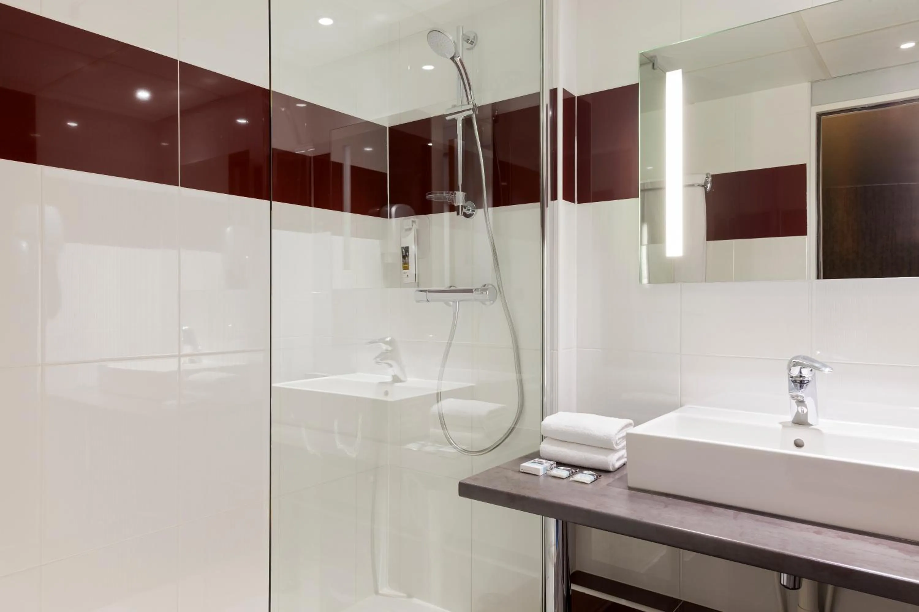 Shower in Mercure Paris 19 Philharmonie La Villette