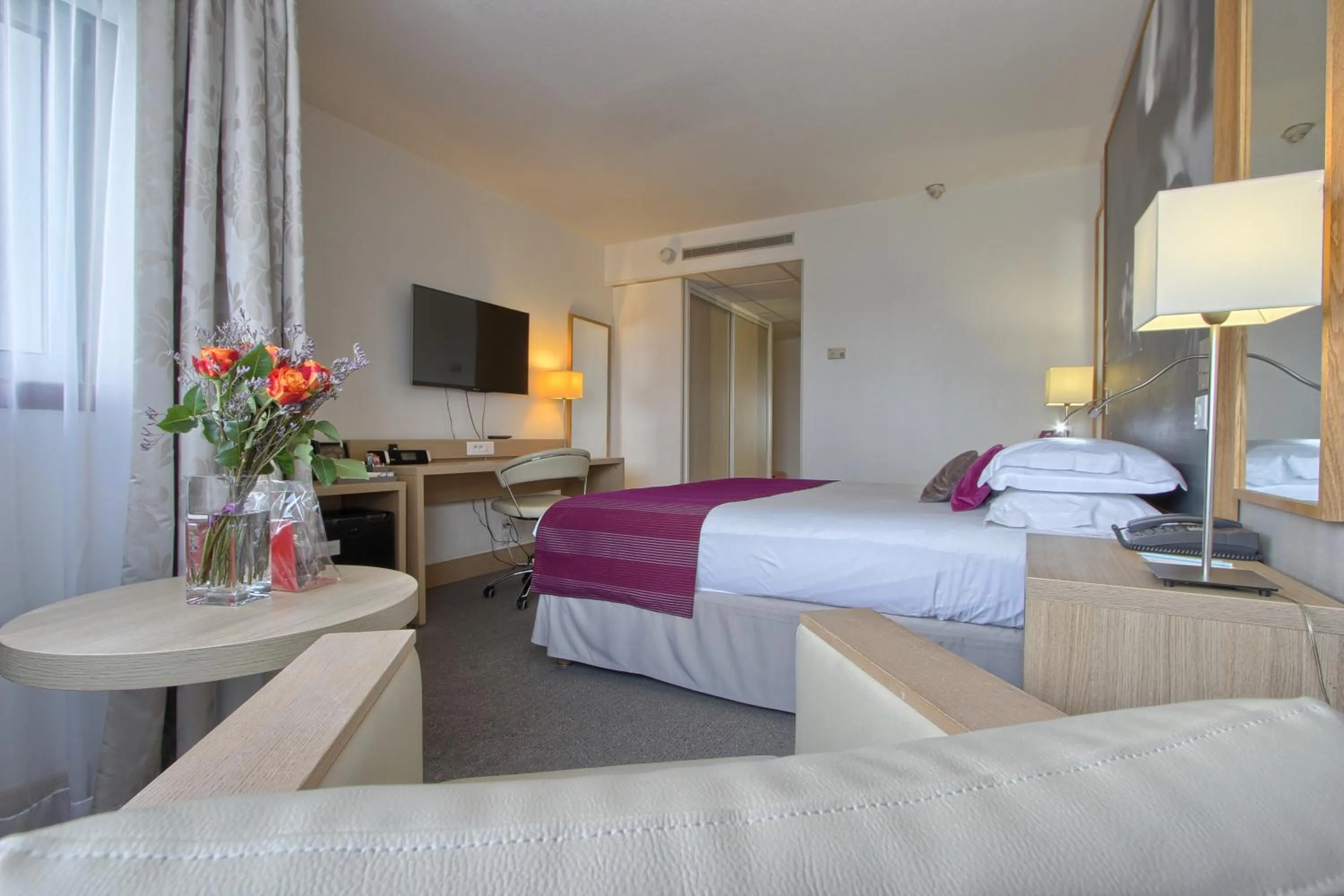 Photo of the whole room, Bed in Mercure Paris 19 Philharmonie La Villette