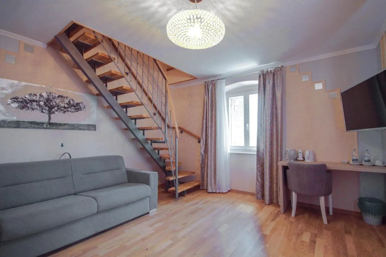 Communal lounge/ TV room in Benjamin Hotel