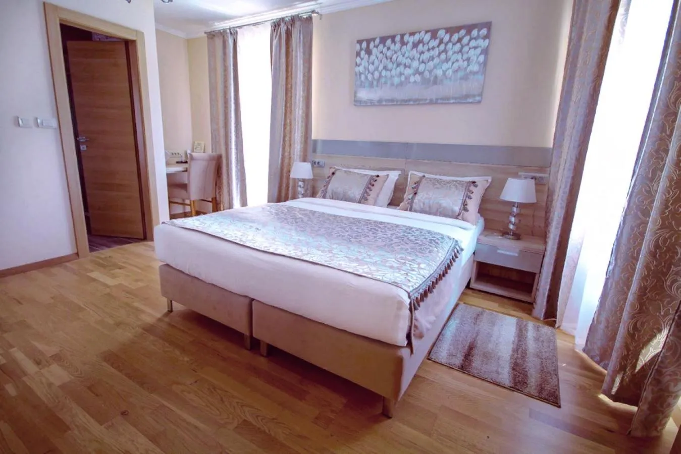 Photo of the whole room, Bed in Benjamin Hotel