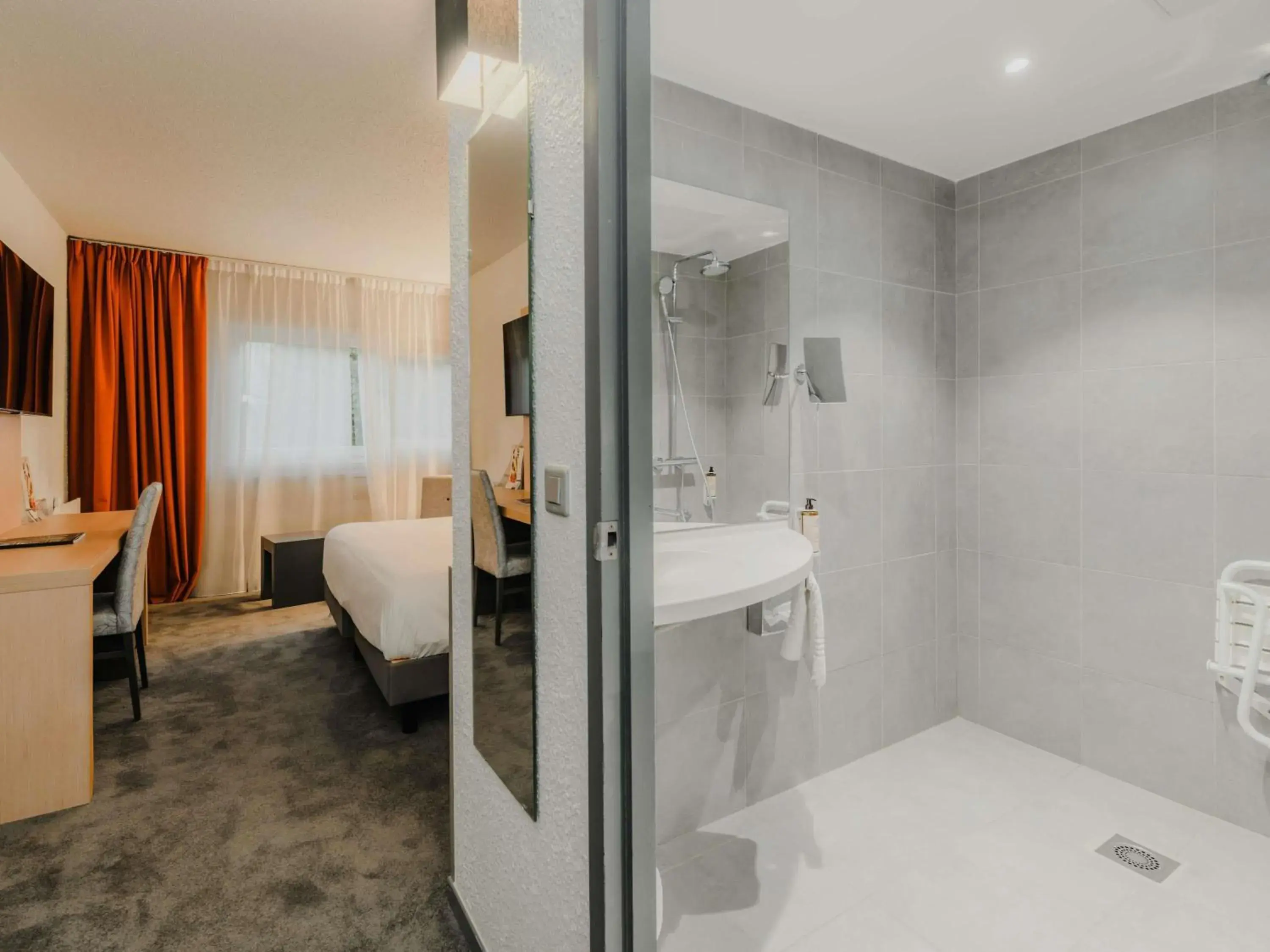 Bedroom, Bed in Mercure Annecy Sud Bedroom, Bed in Mercure Annecy Sud