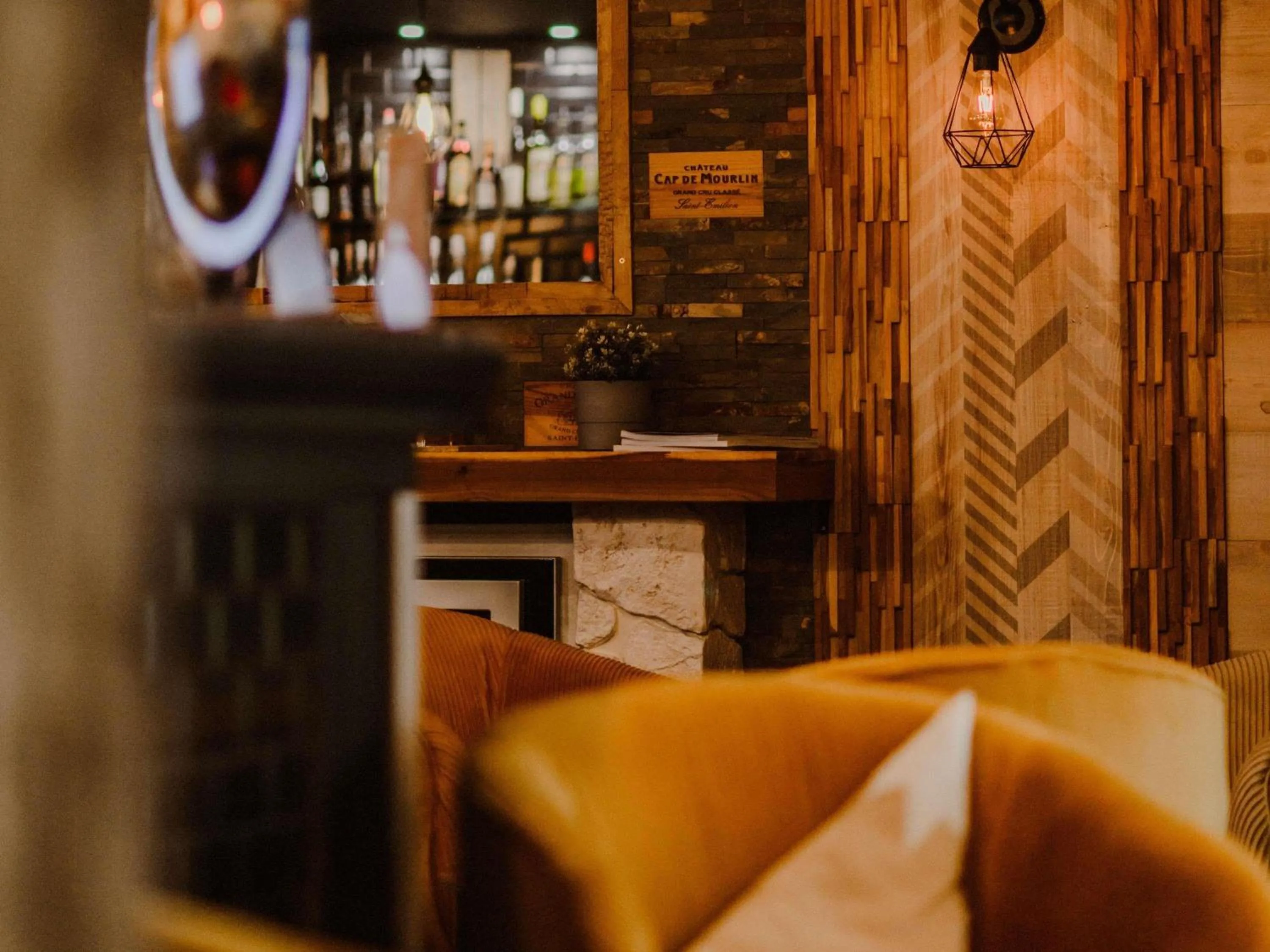 Lounge or bar in Mercure Annecy Sud