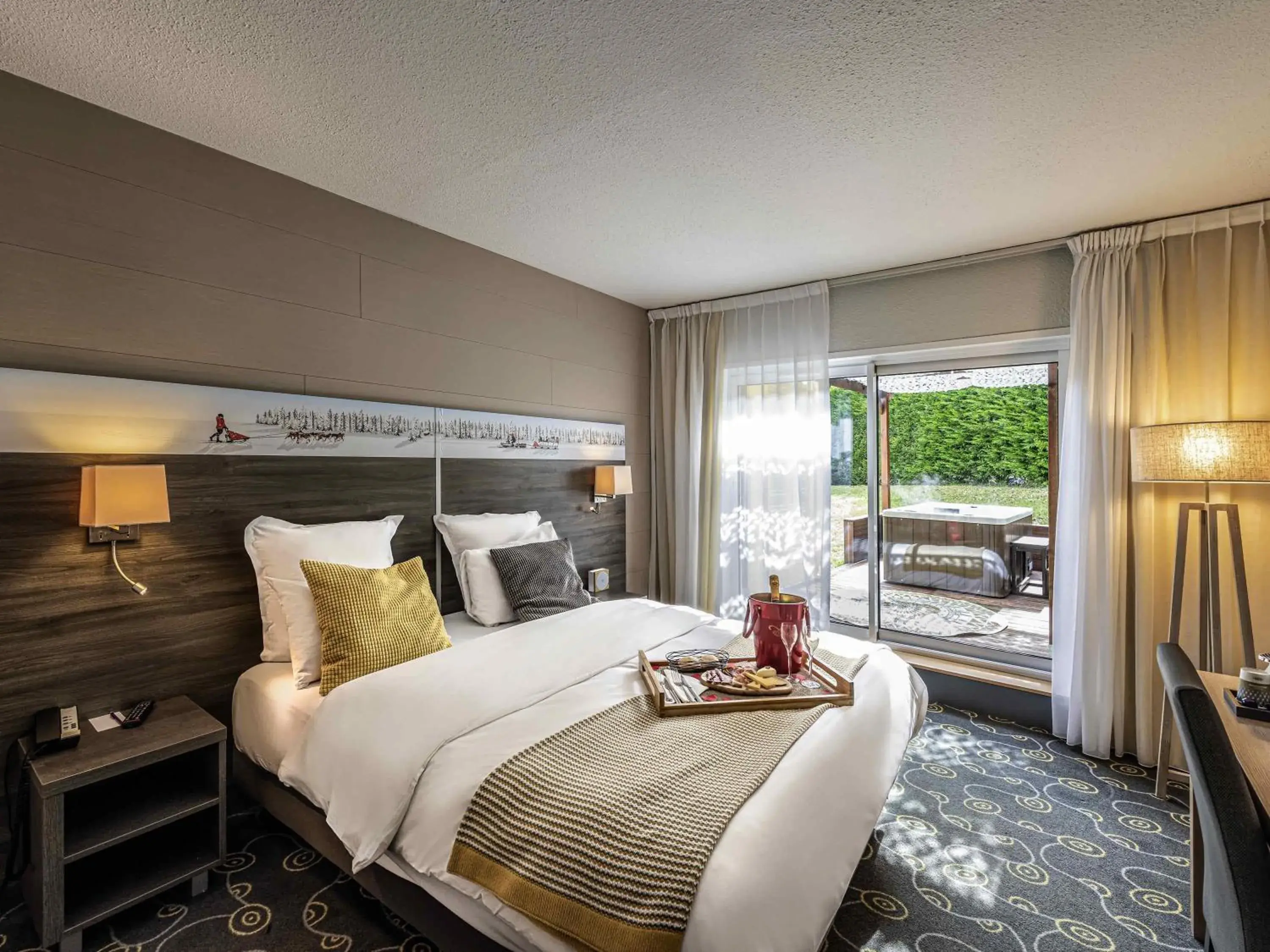 Bedroom, Bed in Mercure Annecy Sud Bedroom, Bed in Mercure Annecy Sud